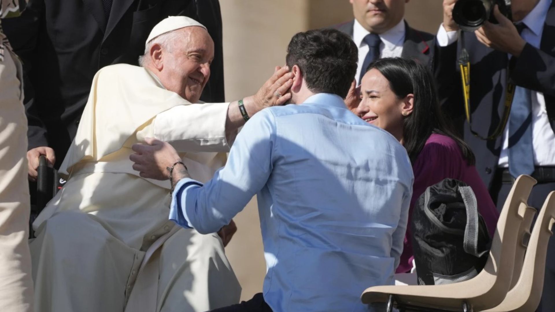 Le pape approuve les bénédictions pour les couples de même sexe, sauf pour  le mariage | Noovo Info