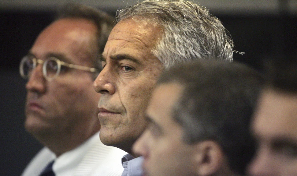 Jeffrey Epstein comparaît devant le tribunal le 30 juillet 2008 à West Palm Beach, en Floride.