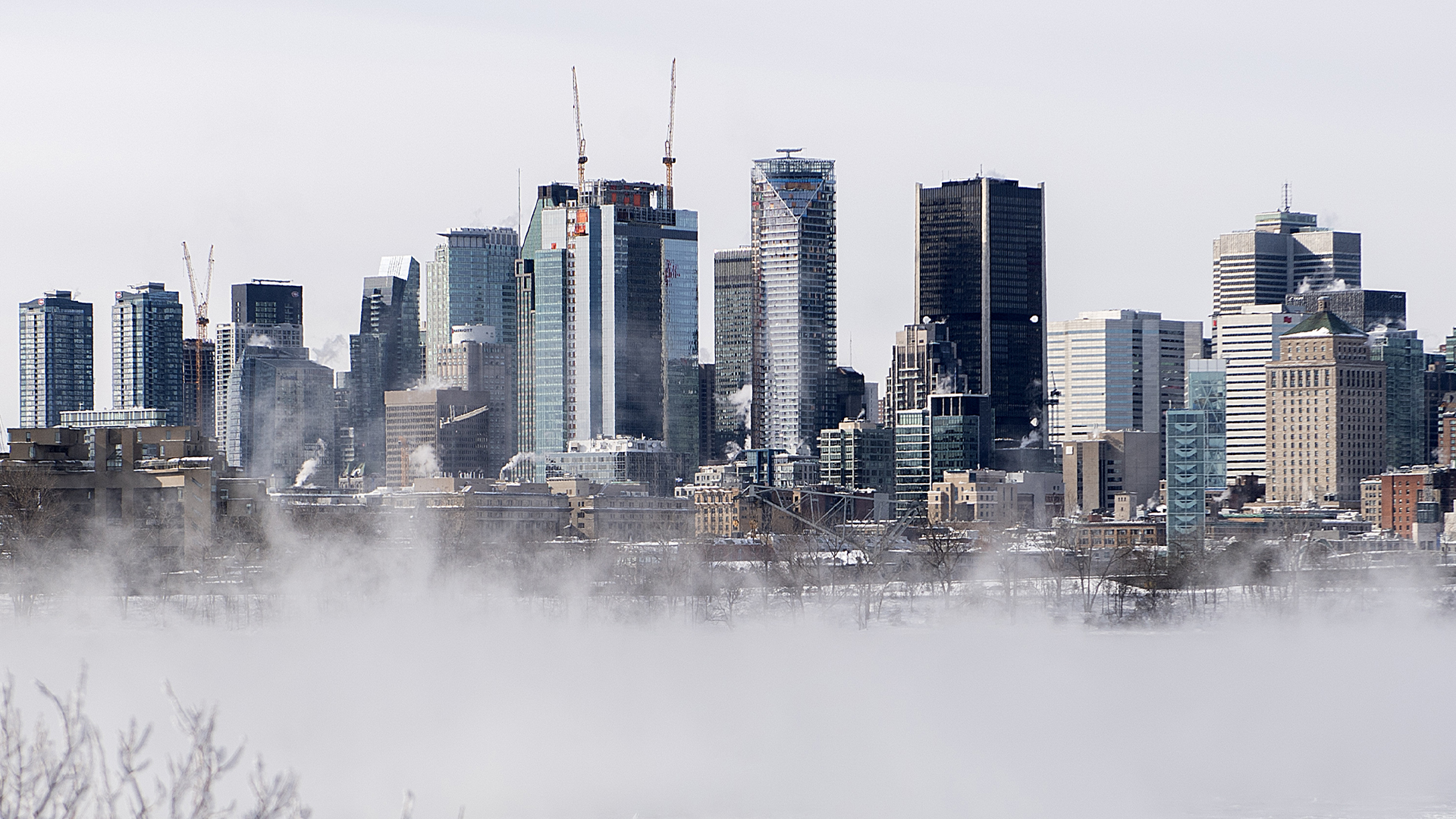 Le brouillard glacé se lève sur le fleuve Saint-Laurent à Montréal, le 4 février 2023. 