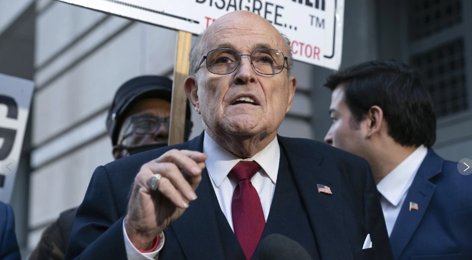 L'ancien maire de New York Rudy Giuliani lors d'une conférence de presse à l'extérieur du palais de justice de Washington le 15 décembre 2023.