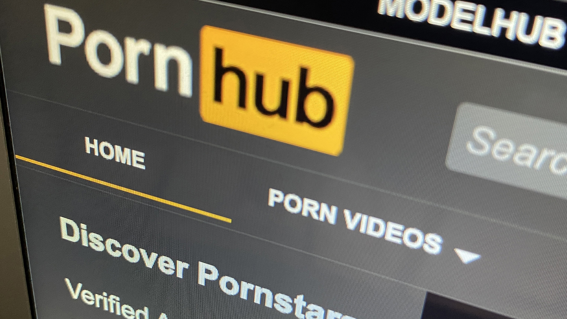 Trafic sexuel: la société mère de Pornhub accepte de payer 1,8M$ aux  États-Unis | Noovo Info