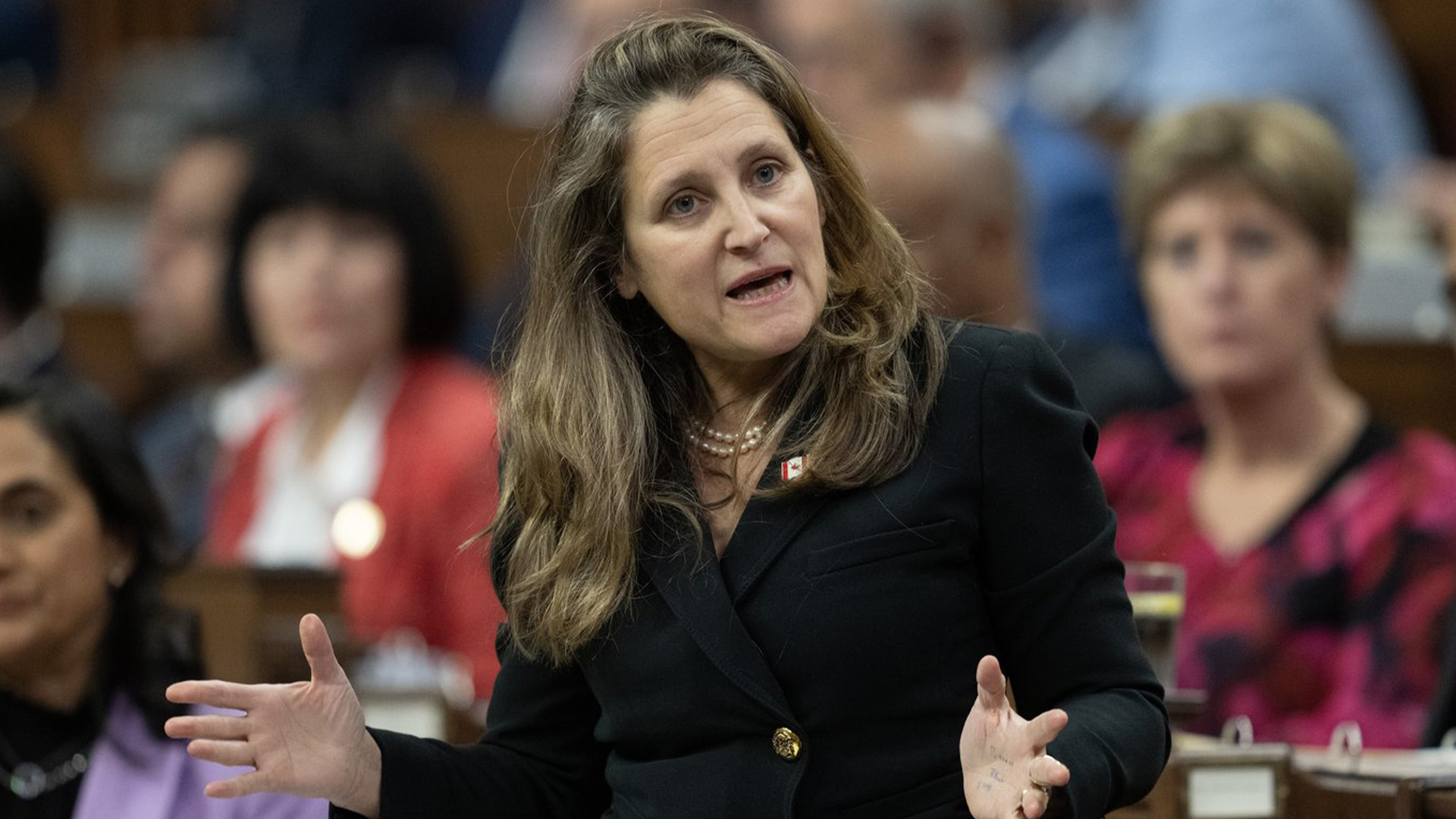 La vice-première ministre et ministre des Finances, Chrystia Freeland, prend la parole pendant la période des questions, à Ottawa, le lundi 4 décembre 2023.