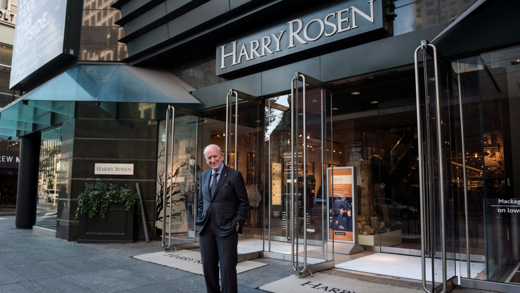 Le titan de la mode masculine canadienne, Harry Rosen, pose pour un portrait devant son magasin de la rue Bloor le mercredi 19 octobre 2016 à Toronto. 