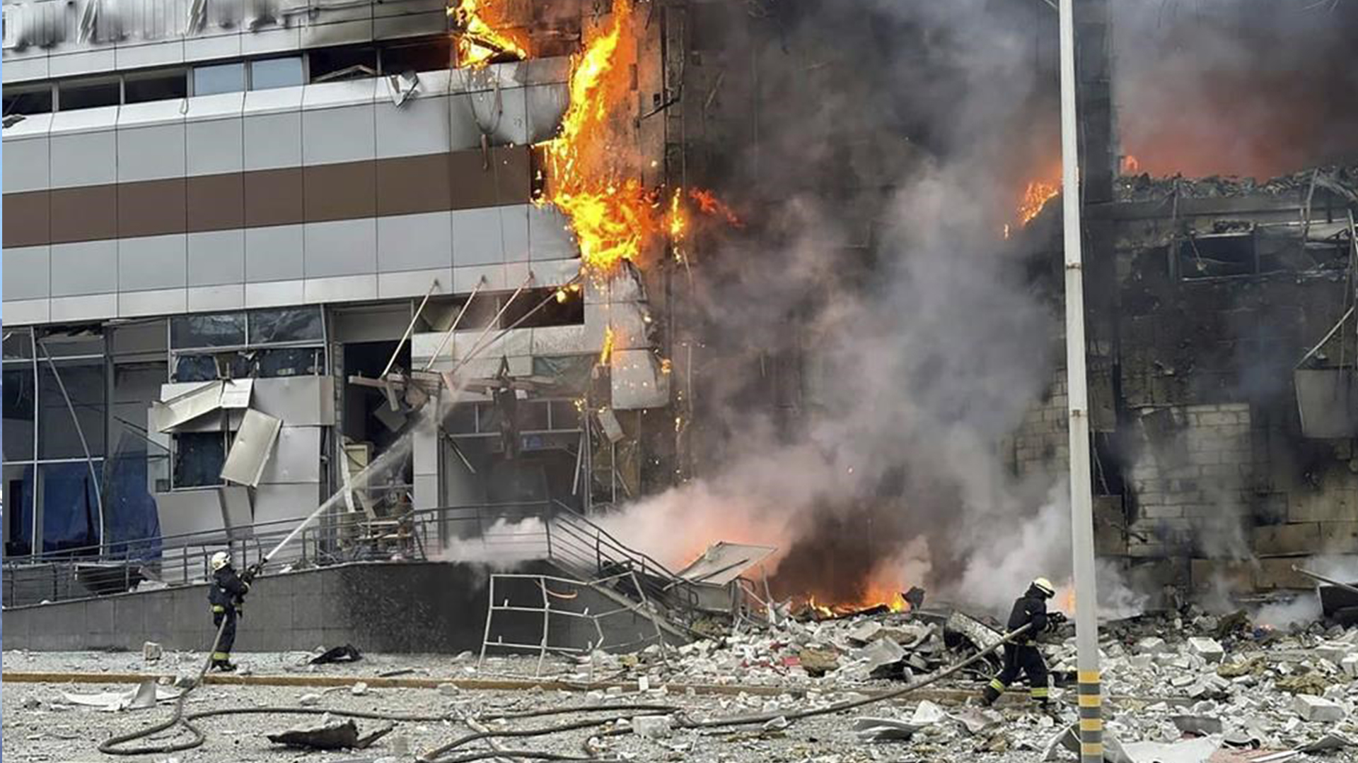  Les pompiers combattent le feu sur un bâtiment endommagé après l'attque russe à Kiev, en Ukraine. 29 décembre 2023. 