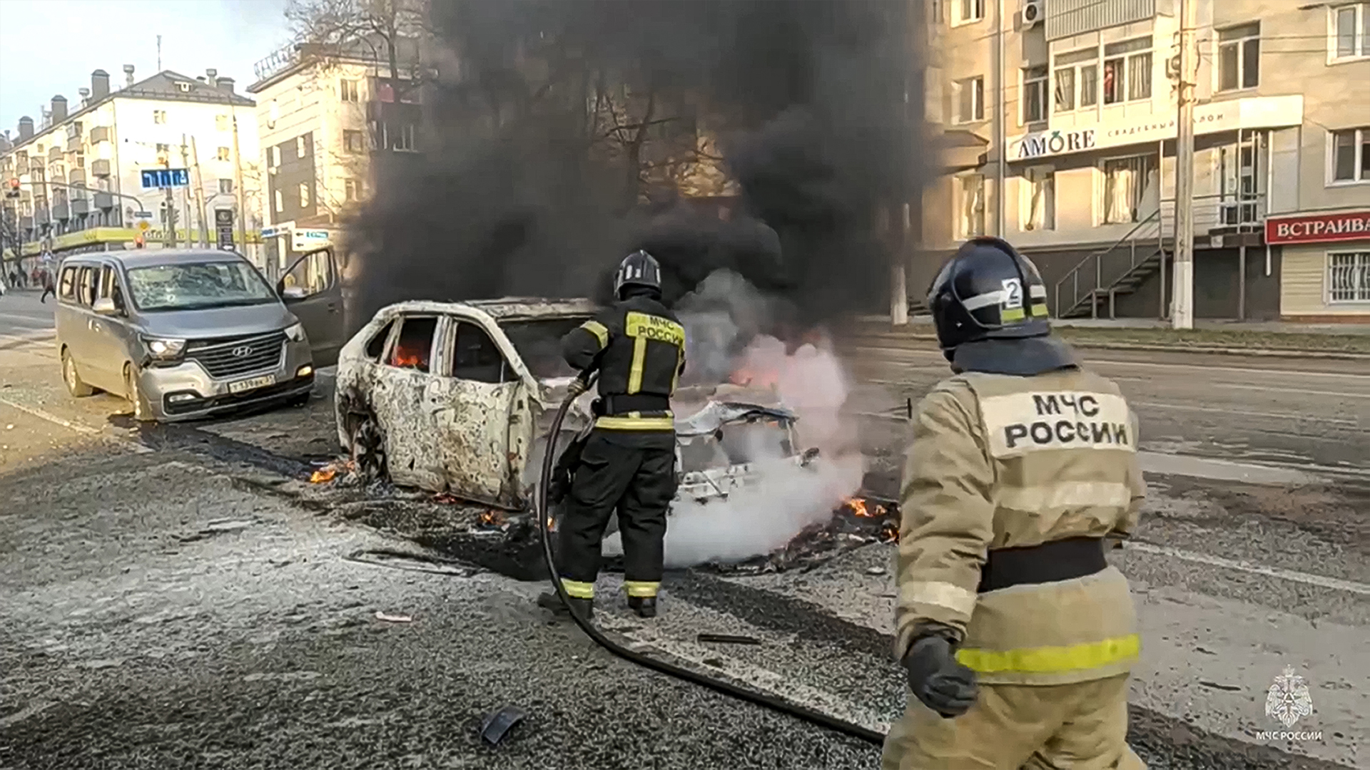 Un pompier éteint un incendie dans une voiture à Belgorod, en Russie, après des tirs d'obus le 30 décembre 2023.