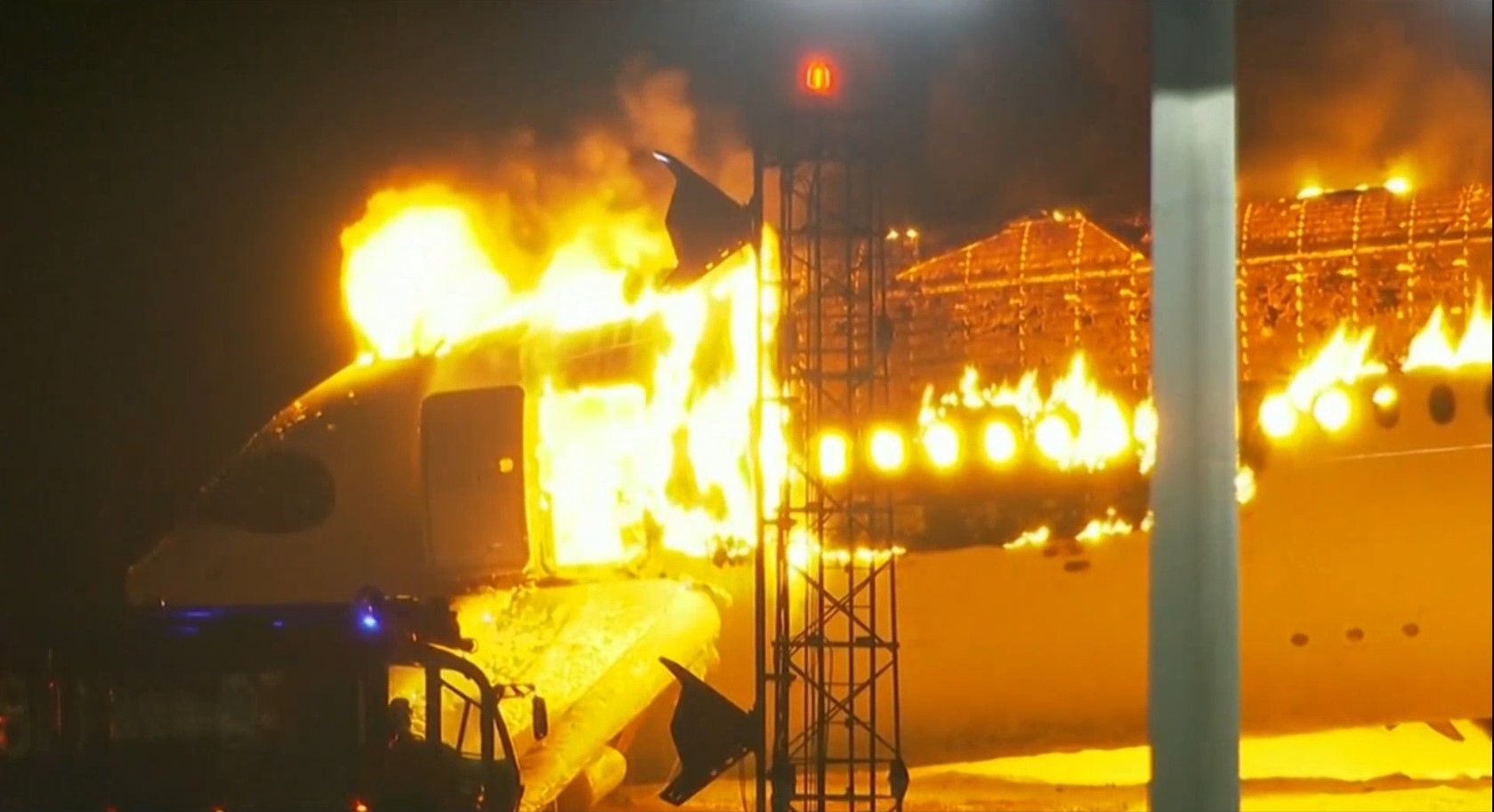 Un avion prend feu à l'aéroport de Tokyo-Haneda, cinq personnes sont mortes