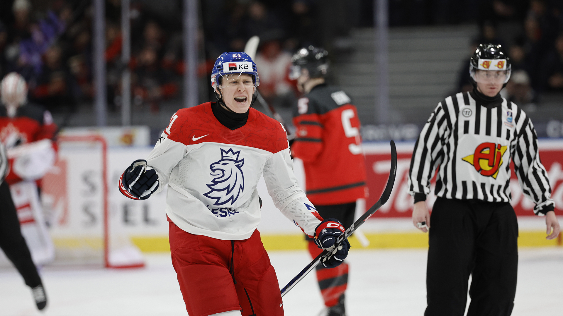 Le Tchèque Jakub Stancl célèbre son premier but du match des quarts de finale contre le Canada au Championnat mondial de hockey junior, le 2 janvier 2024 en Suède.