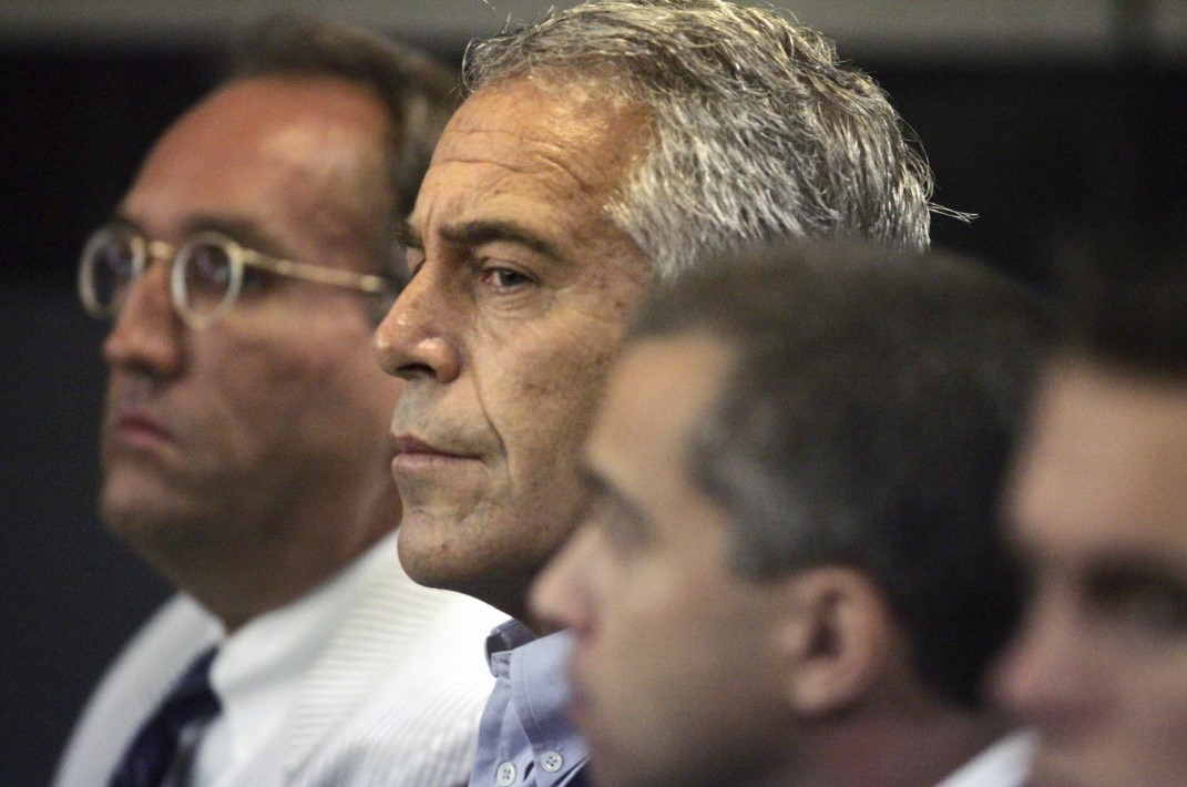 Qui est Jeffrey Epstein? Un millionnaire connu pour ses relations avec des célébrités, des politiciens, des milliardaires et des vedettes académiques, Epstein a été initialement arrêté à Palm Beach, en Floride, en 2005, après avoir été accusé d’avoir payé une fille de 14 ans pour des relations sexuelles.