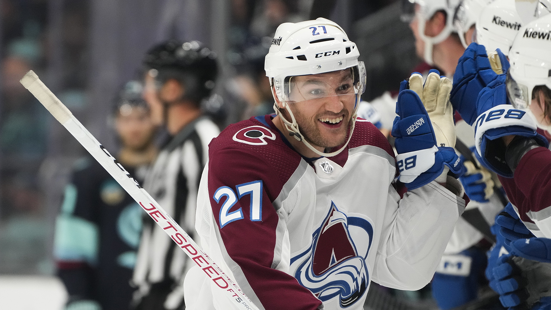 Jonathan Drouin célèbre un but dans un match de l'Avalanche du Colorado contre le Kraken de Seattle dans la LNH en novembre 2023.