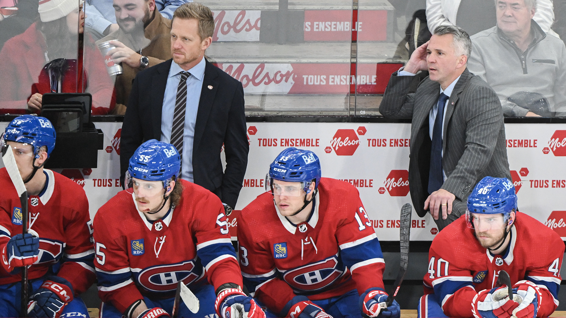 L'entraîneur-chef des Canadiens de Montréal, Martin St-Louis (derrière Joel Armia, no 40), observe le match contre les Sabres de Buffalo au Centre Bell le 4 janvier 2024.