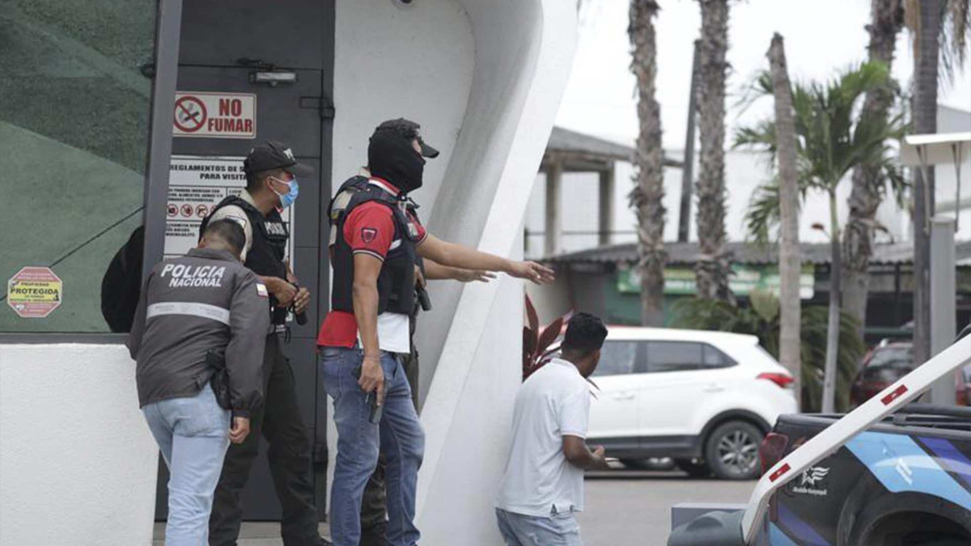 La police répond à une attaque contre le réseau TC Television, une chaîne de télévision publique à Guayaquil, en Équateur, le mardi 9 janvier 2024. Des hommes masqués ont fait irruption sur le plateau en brandissant des armes à feu et des explosifs lors d'une émission en direct mardi. 