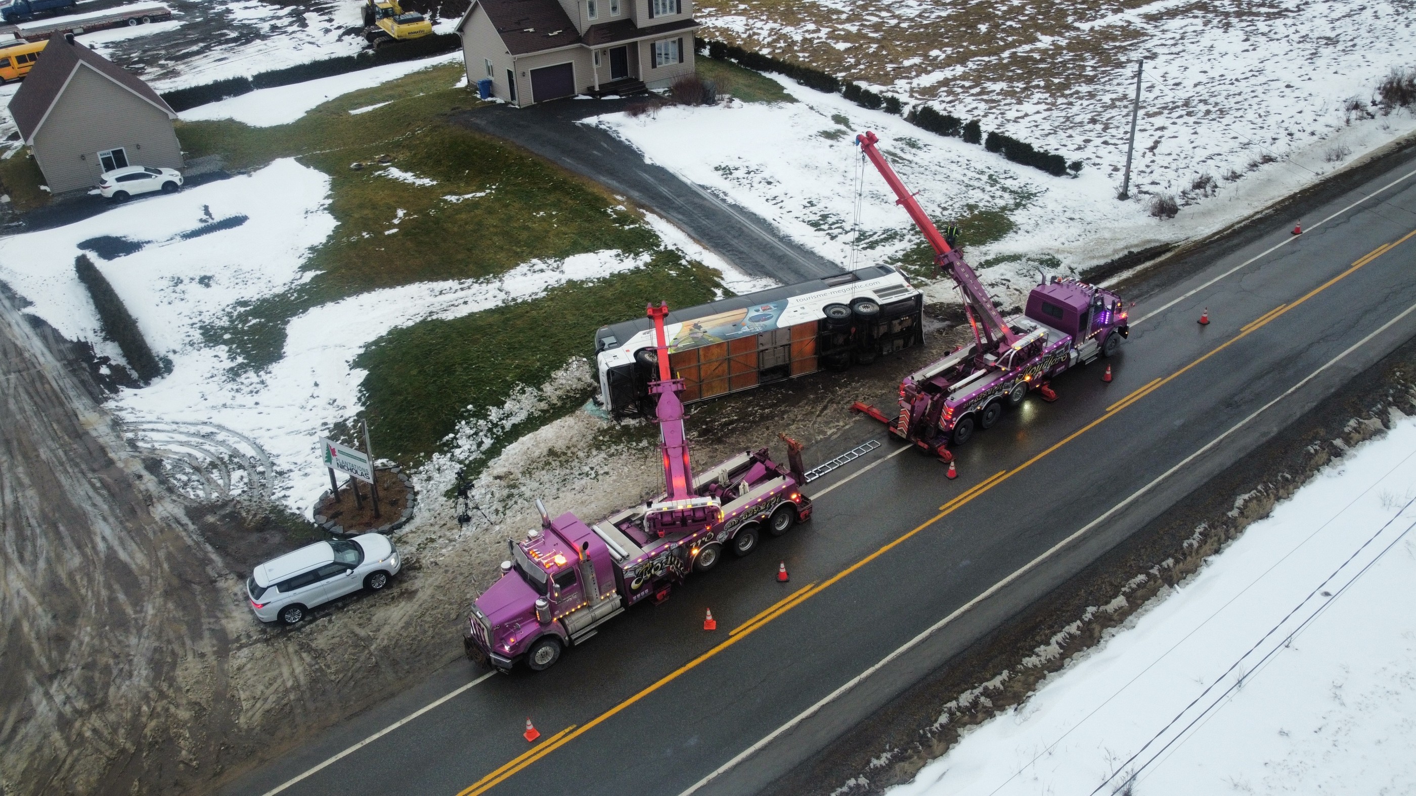 Deux remorqueuses ont été nécessaires pour redresser l'autobus voyageur qui a fait une embardée, mercredi matin, sur la route 108 à Bury en Estrie.