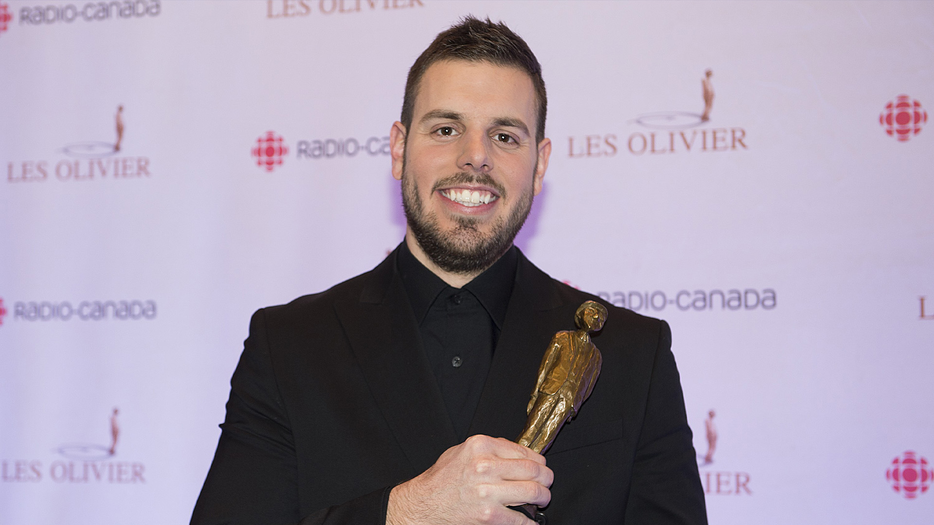 Sam Breton brandit son trophée lors de la cérémonie de remise des prix Gala Olivier à Montréal, le dimanche 8 décembre 2019. 