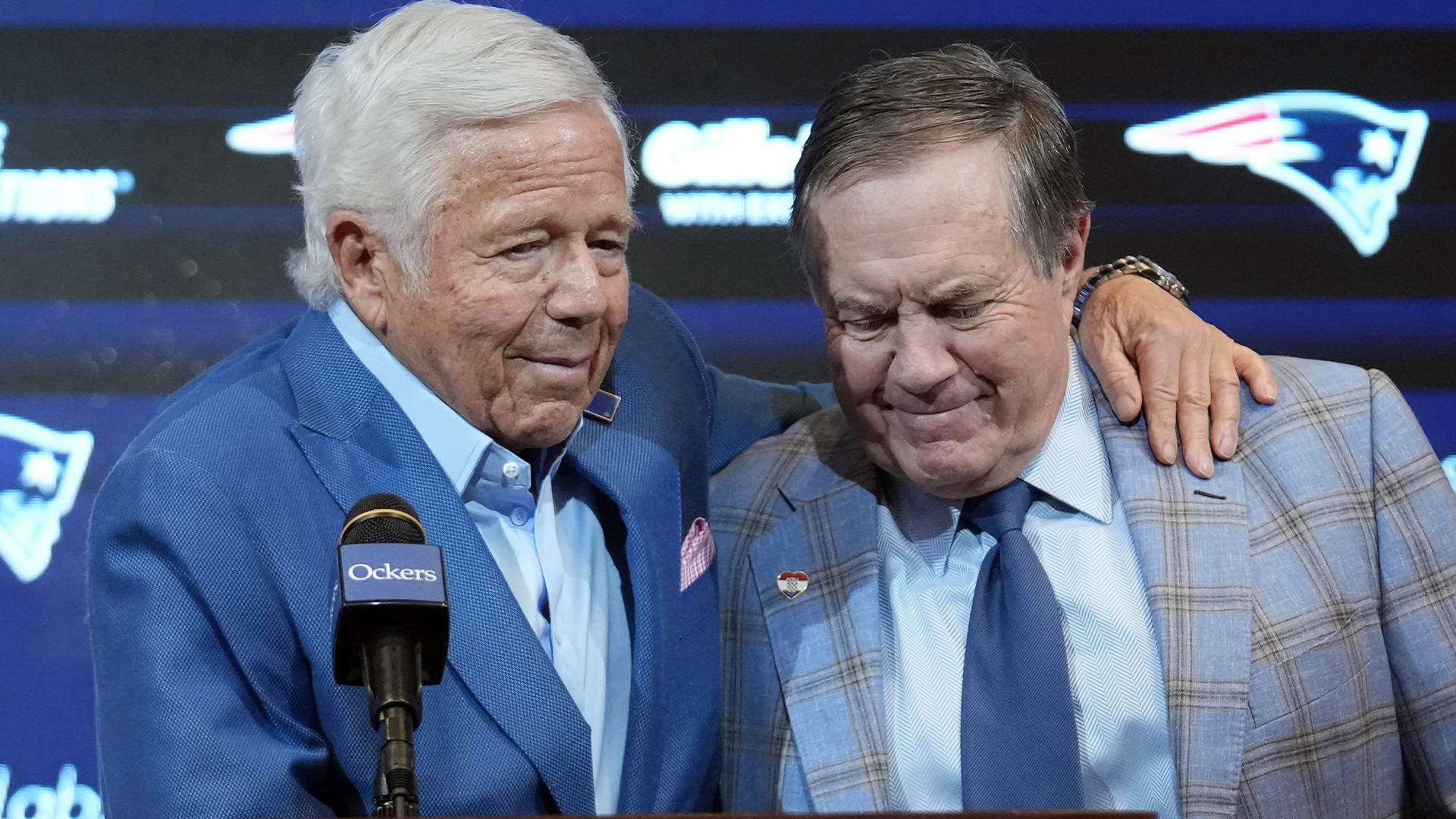 Robert Kraft et Bill Belichick se donnent une accolade lors d'une conférence de presse, le 11 janvier 2024, à Foxborough.