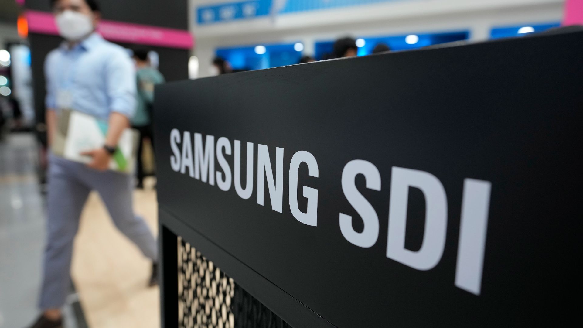 Samsung SDI fabrique des batteries rechargeables pour l'industrie technologique, le secteur automobile et les systèmes de stockage d'énergie.