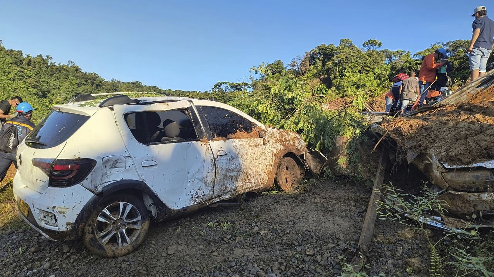 Sur cette photo diffusée par le service de presse de l'armée colombienne, une équipe de secours recherche les survivants d'une coulée de boue qui a tué plusieurs personnes et fait des dizaines de blessés, dans l'ouest de la Colombie, le samedi 13 janvier 2024. L'avalanche a recouvert une autoroute sur une route municipale très fréquentée dans une zone montagneuse reliant les villes de Quibdo et Medellin.