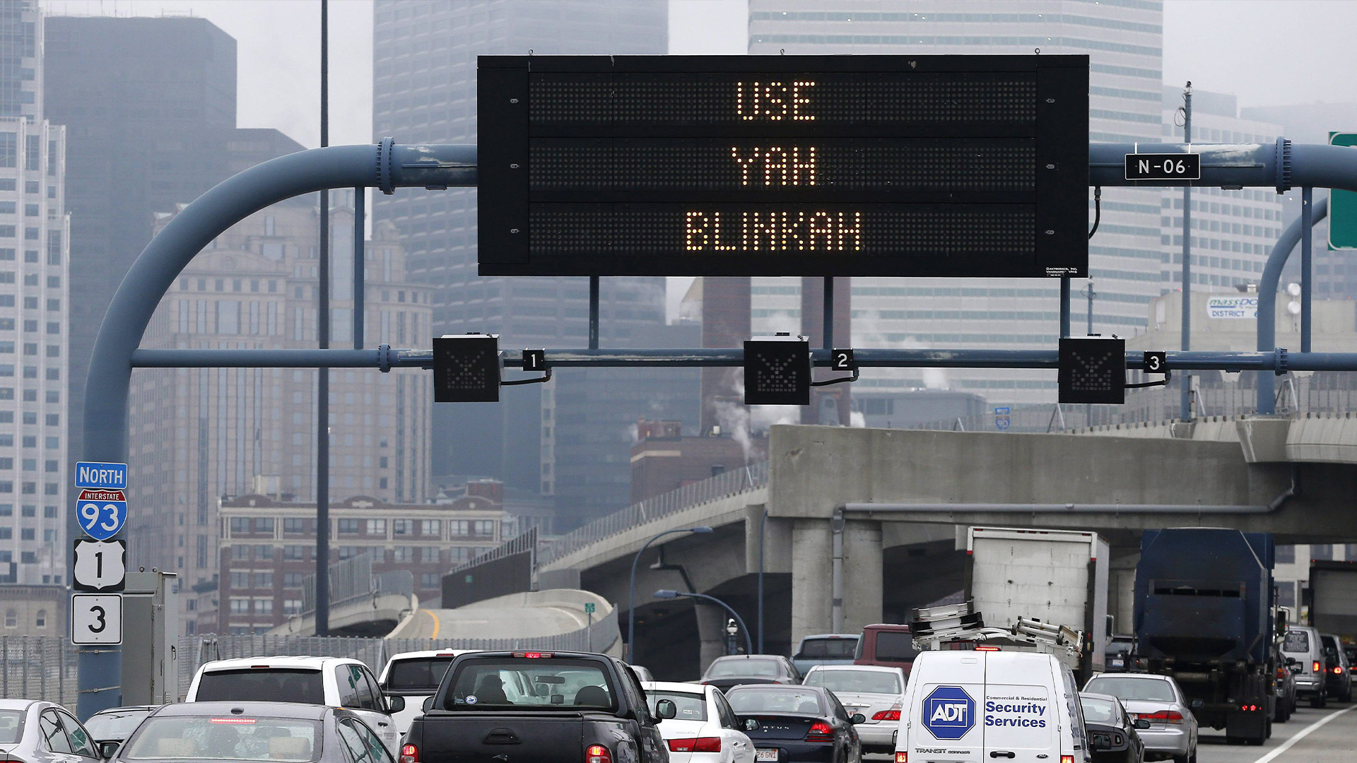 Un panneau de signalisation électronique est visible sur l'Interstate 93 à Boston, vendredi 9 mai 2014.