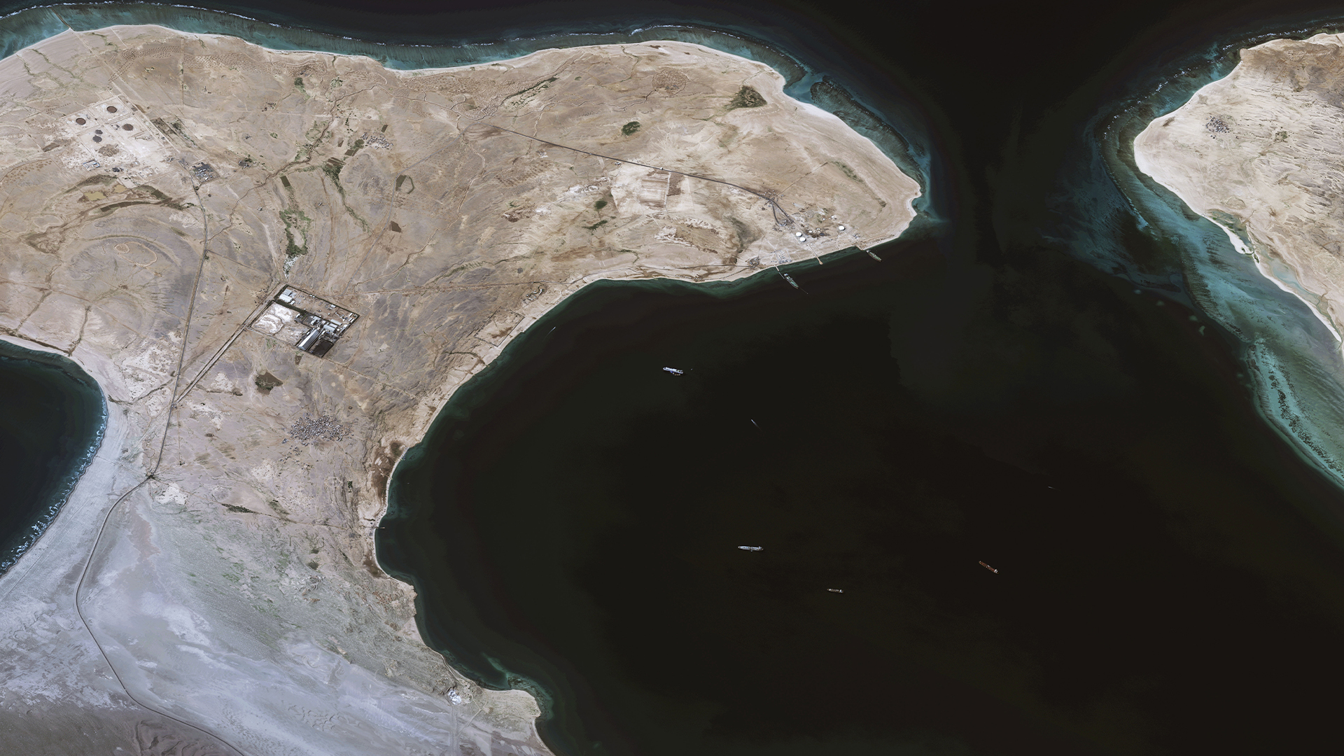 Cette image satellite fournie par Maxar Technologies montre le navire Galaxy Leader au large d'As Salif, au Yémen, dans la mer Rouge, le mardi 28 novembre 2023.