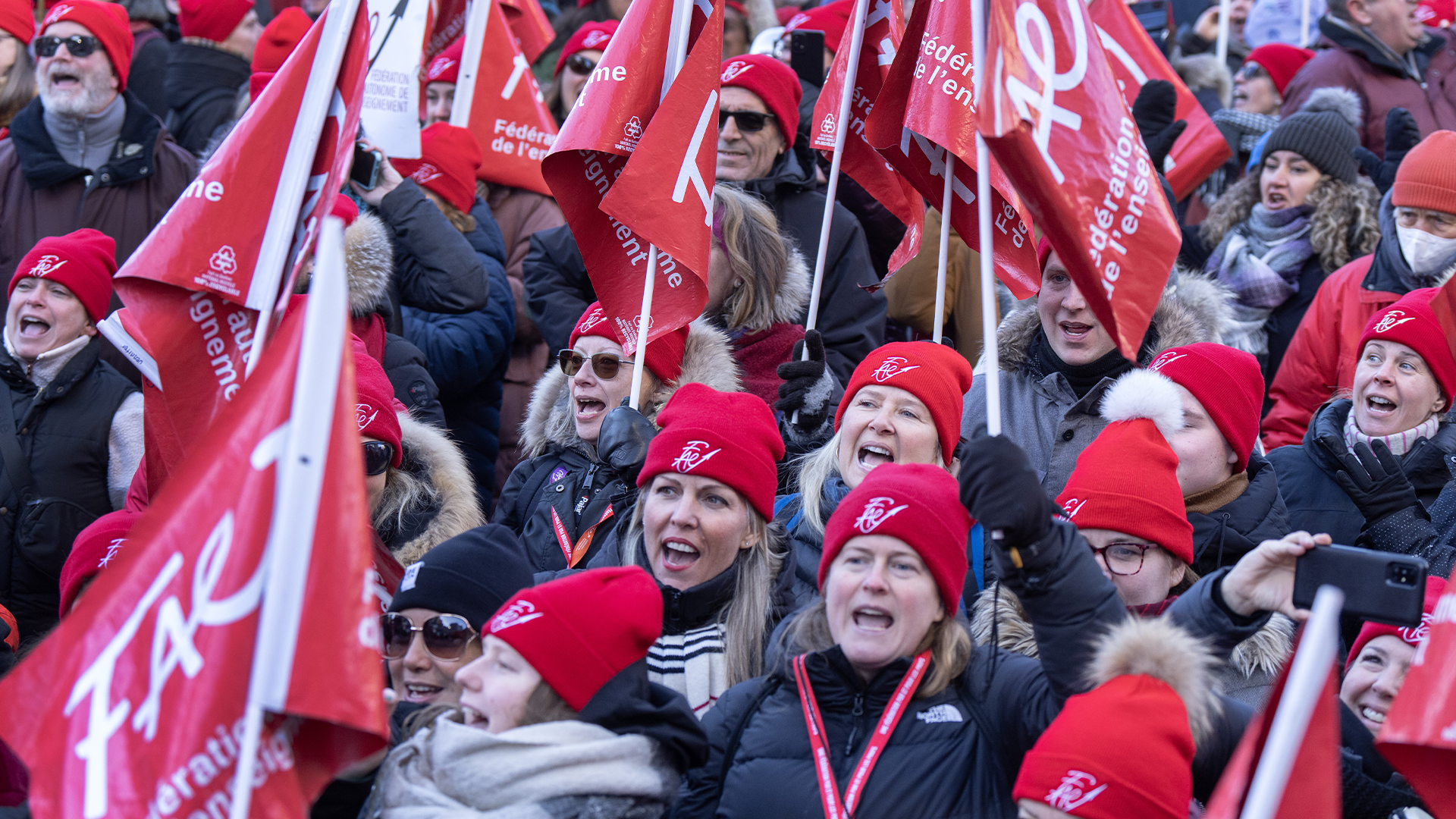 Des membres de la Fédération autonome de l'enseignement (FAE) manifestent devant le bureau du premier ministre François Legault, le 22 décembre 2023.