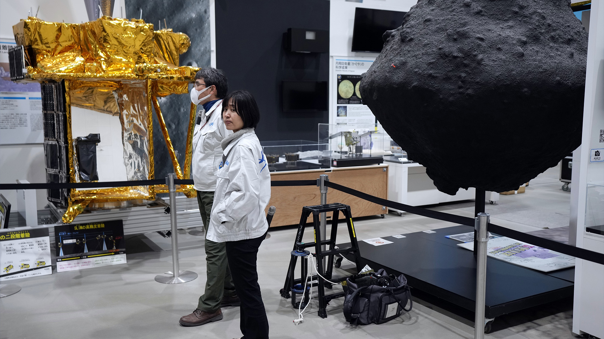 Le personnel de l'Agence japonaise d'exploration aérospatiale (JAXA) se prépare à regarder la retransmission en direct de l'opération d'alunissage par le vaisseau spatial Smart Lander for Investigating Moon (SLIM) au campus Sagamihara de la JAXA, le vendredi 19 janvier 2024, à Sagamihara, près de Tokyo. 