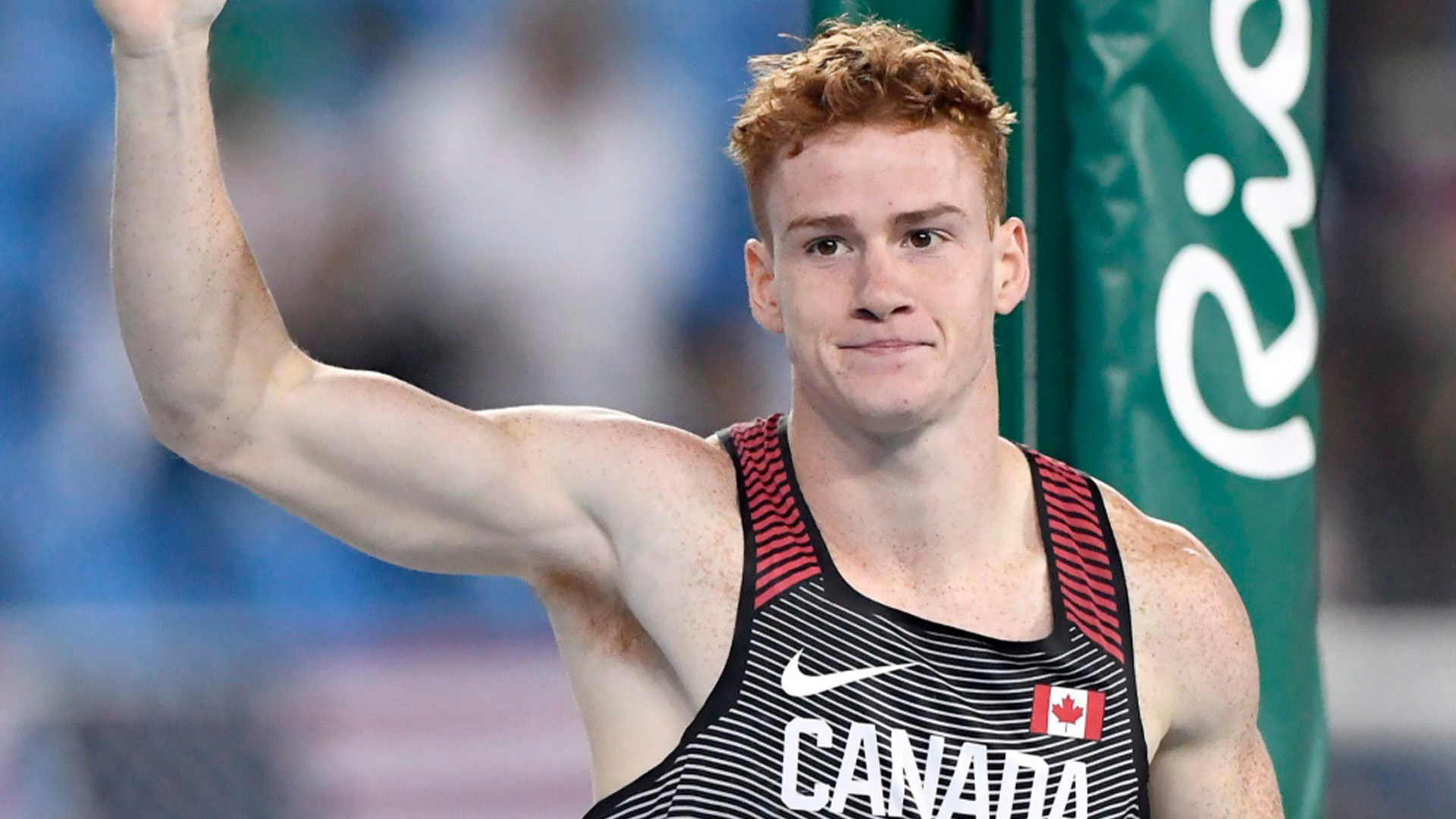 Shawn Barber salue la foule après avoir été éliminé à 5,65 mètres lors de la finale masculine du saut à la perche lors de la compétition d'athlétisme aux Jeux olympiques d'été de 2016 à Rio de Janeiro, au Brésil, le 15 août 2016.