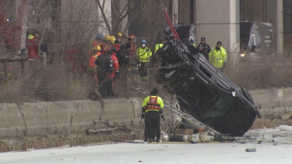 Les pompiers ont confirmé qu’au moins une personne se trouvait à l’intérieur du véhicule au moment de l’incident.