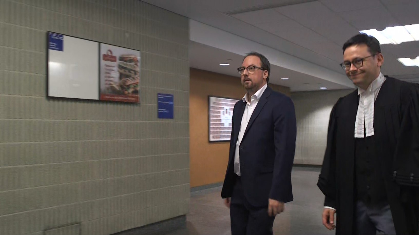 Jonathan Bettez (à gauche) avec son avocat, Me Jessy Héroux, au palais de justice de Montréal le 22 janvier 2024.