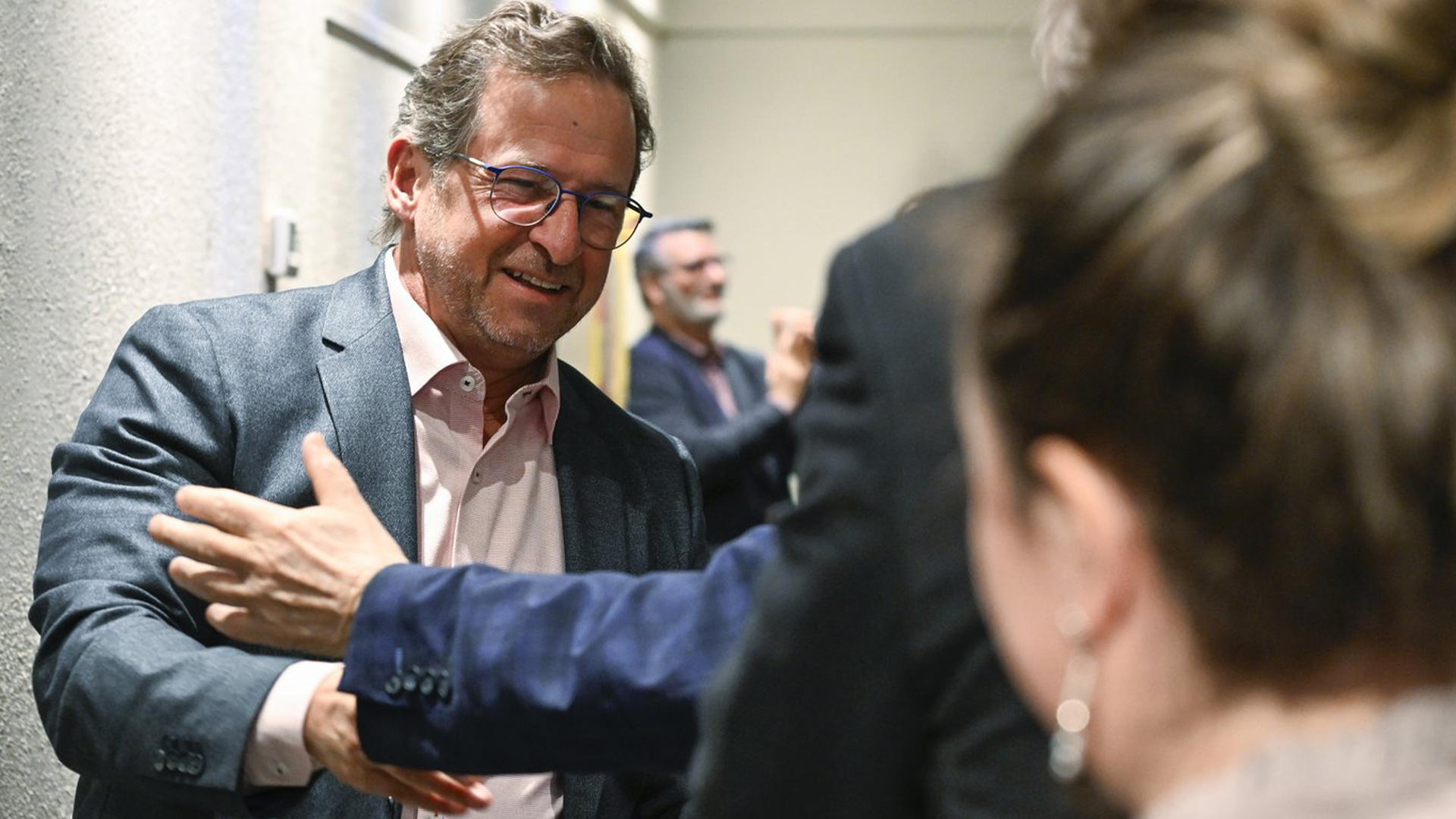 Yves-Francois Blanchet serre la main lors d'une réunion du caucus avant la session, le 24 janvier 2024 à Saguenay (Québec).