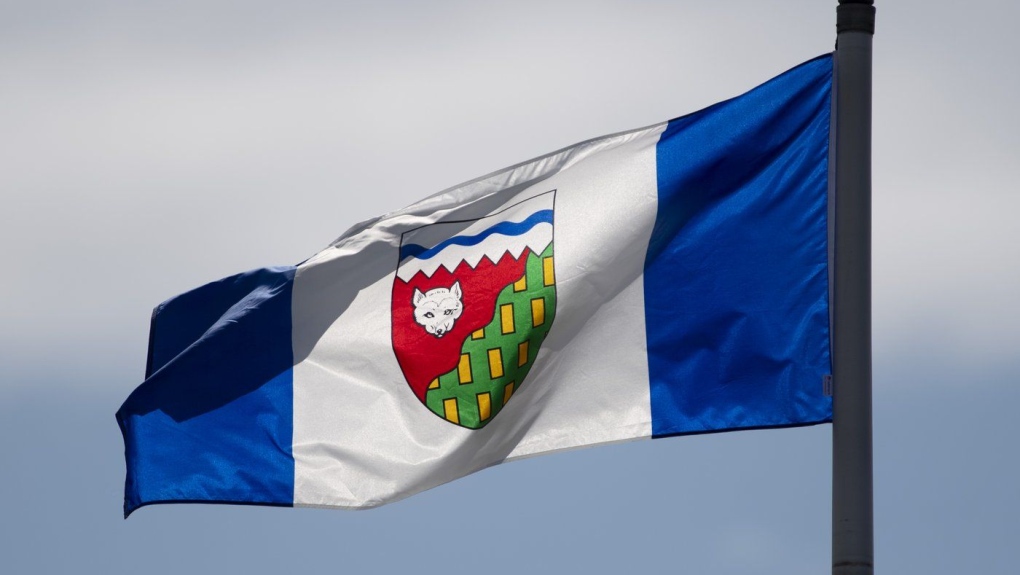 Le drapeau des Territoires du Nord-Ouest flotte sur un mât à Ottawa le 30 juin 2020. 