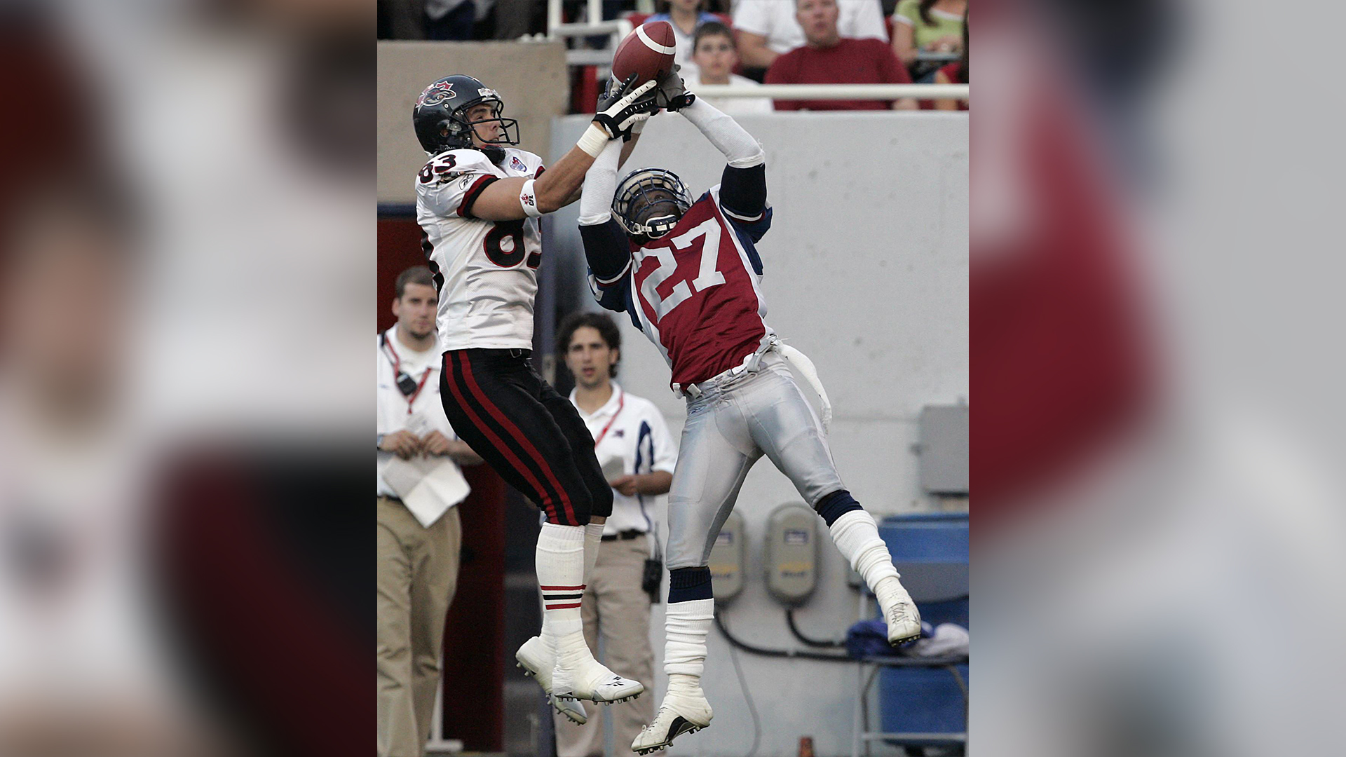 Kelly Malveaux (no 27) lors d'un match des Alouettes à Montréal en juin 2004.