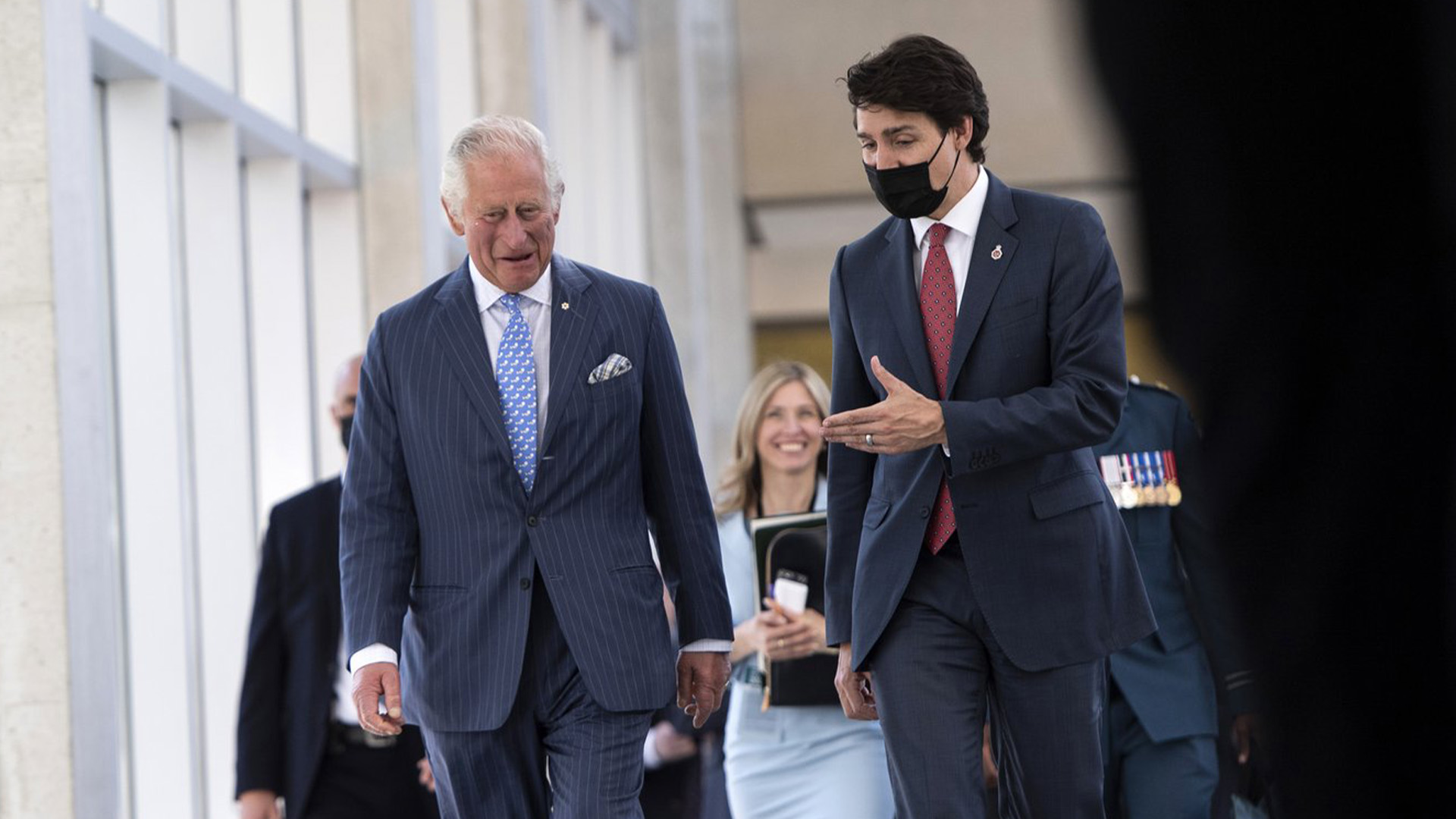 Le premier ministre du Canada, Justin Trudeau, photographié en compagnie du prince Charles en mai 2022 à Ottawa, avant l'accession de ce dernier au trône, quelques mois plus tard. 