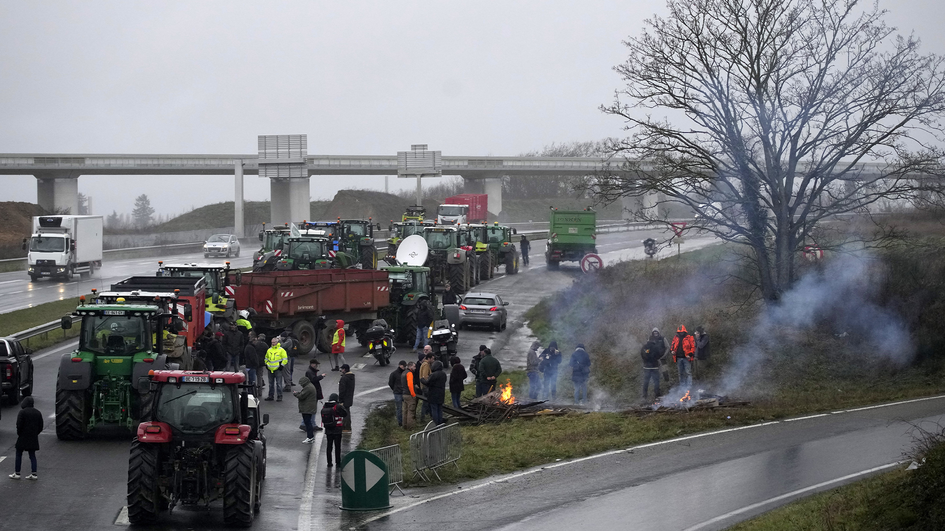 Des agriculteurs bloquent une autoroute menant à Paris, le 26 janvier 2024 à Saclay, au sud de Paris.