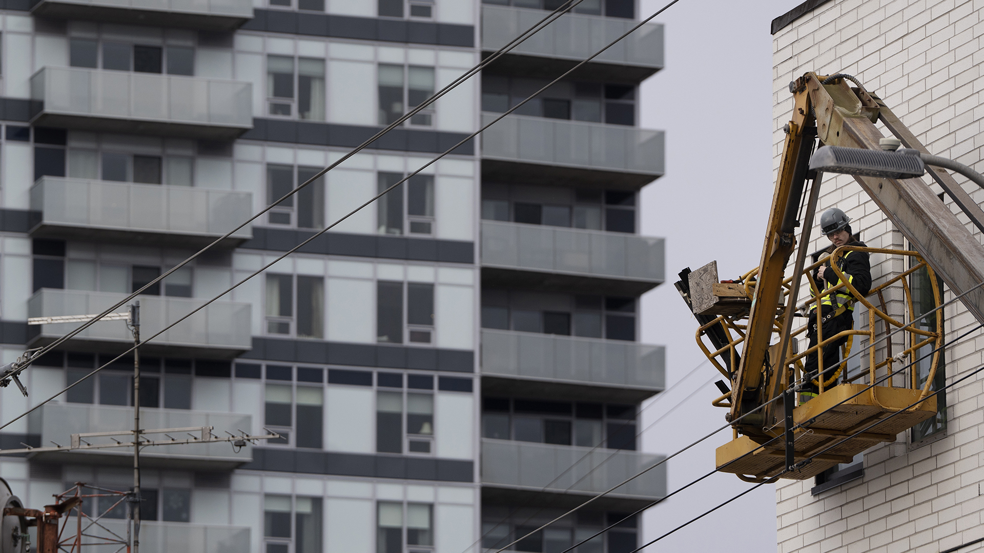 Un travailleur est vu sur le site d'un nouvel immeuble de condominiums en construction à Halifax, le 28 novembre 2023. 