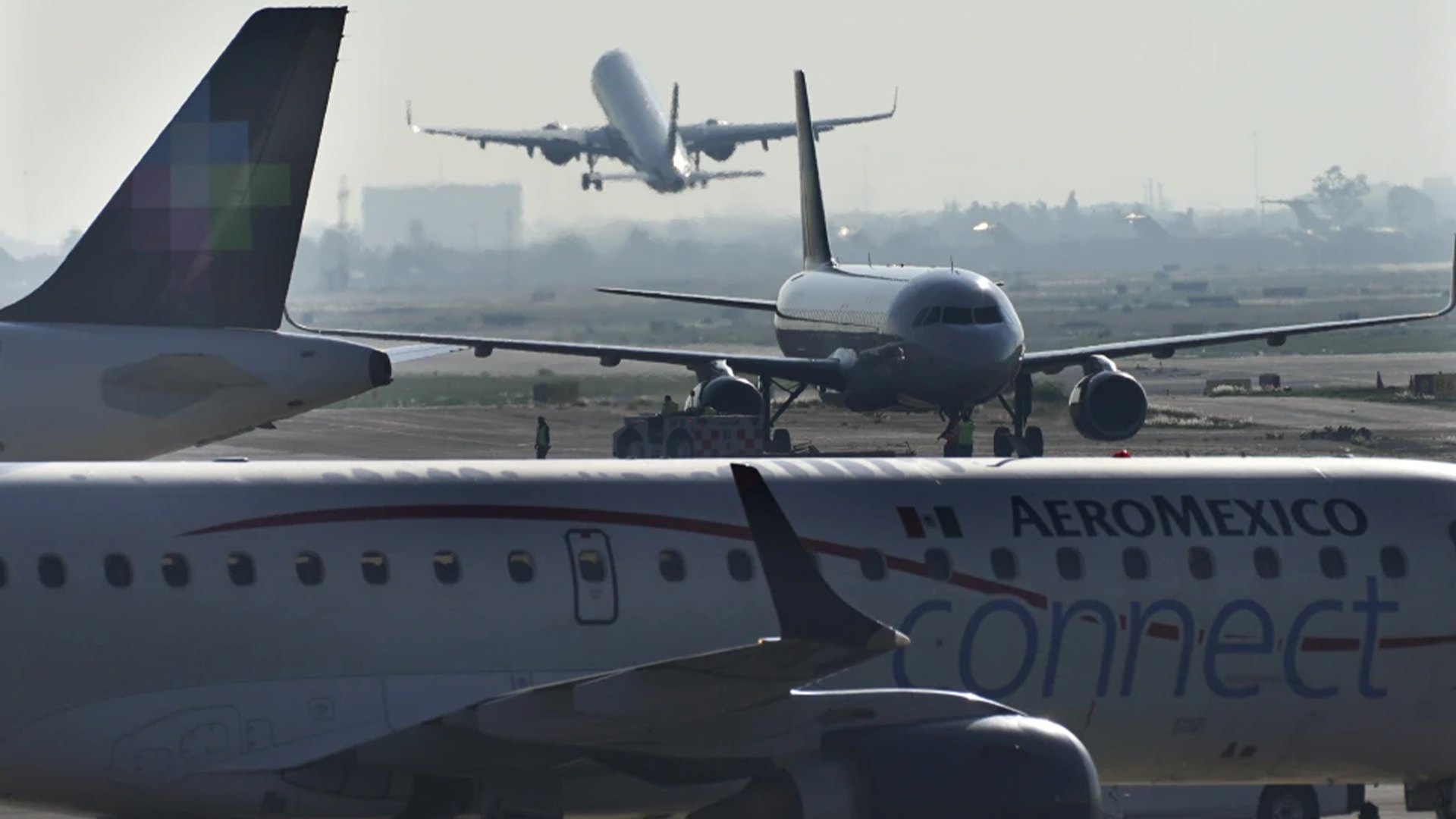 Un avion d'AeroMexico roule sur le tarmac de l'aéroport international Benito Juarez, à Mexico, le 12 mai 2022.