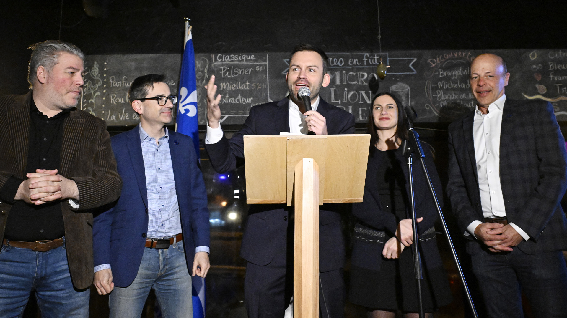 Le chef du Parti québécois, Paul St-Pierre Plamondon, s'adresse à ses partisans dans une brasserie locale dans le cadre d'une réunion du caucus présession, le mercredi 17 janvier 2024 à Alma (Québec). St-Pierre Plamondon est entouré des députés Pascal Bérubé et Pascal Paradis, de la porte-parole du parti, Mégane Perry-Mélancon, et du député Joël Arseneau. 