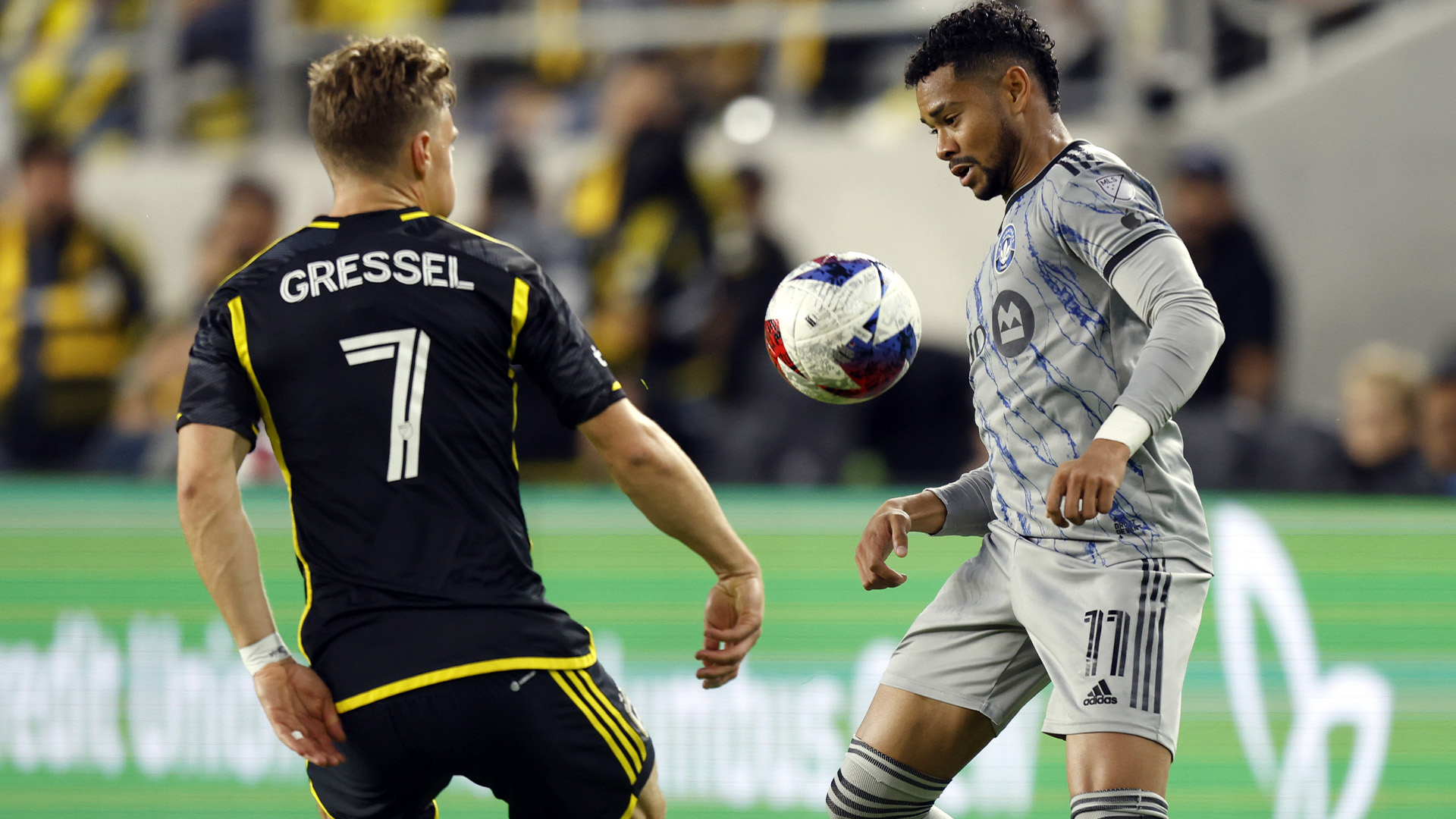 L'attaquant du CF Montréal Ariel Lassiter (11 ans) contrôle le ballon devant le milieu de terrain du Columbus Crew Julian Gressel (7 ans) pendant la première moitié d'un match de football de la MLS à Columbus, Ohio, le samedi 21 octobre 2023.