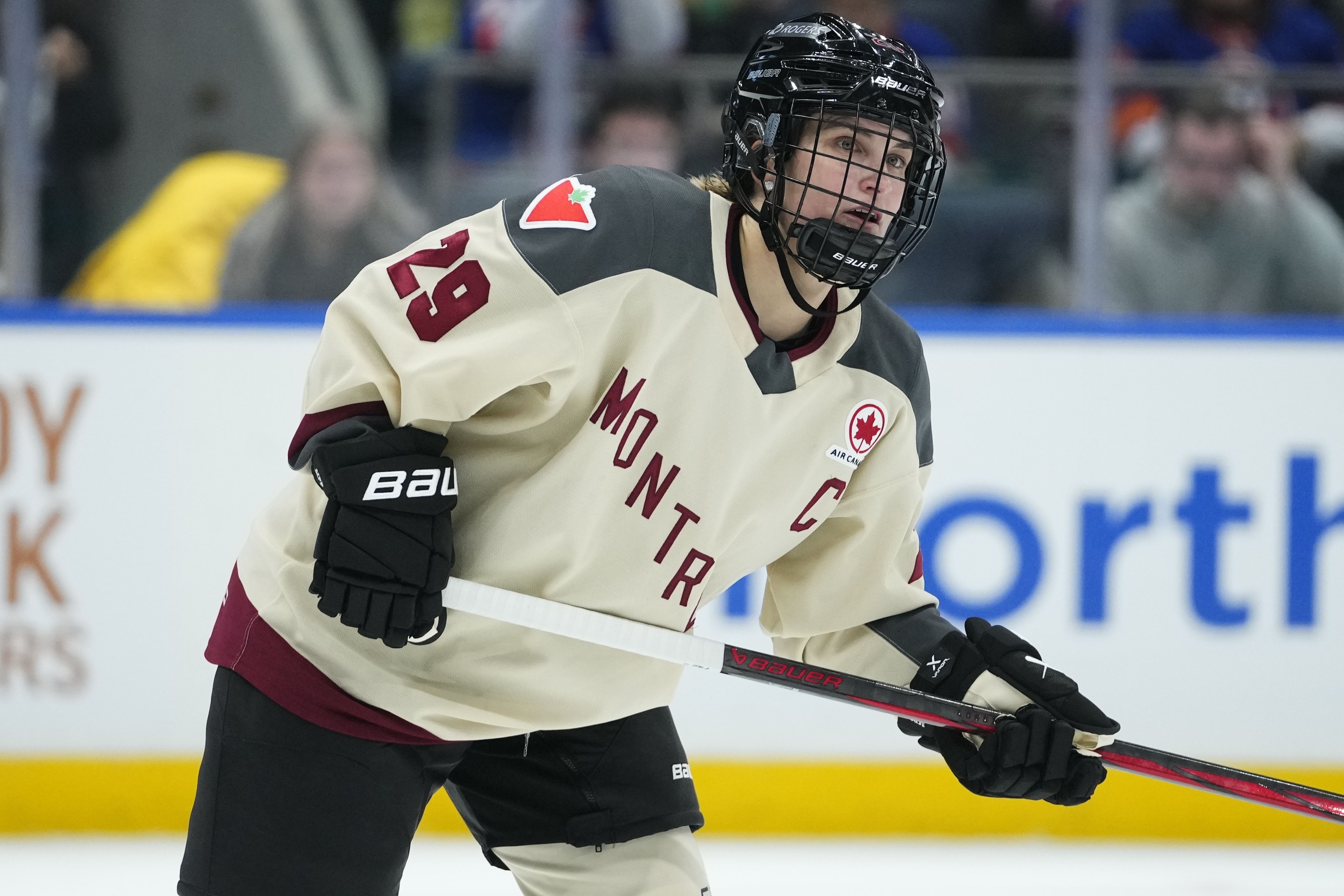 La hockeyeuse Marie-Philip Poulin dans un match de l'équipe de Montréal dans la LPHF.