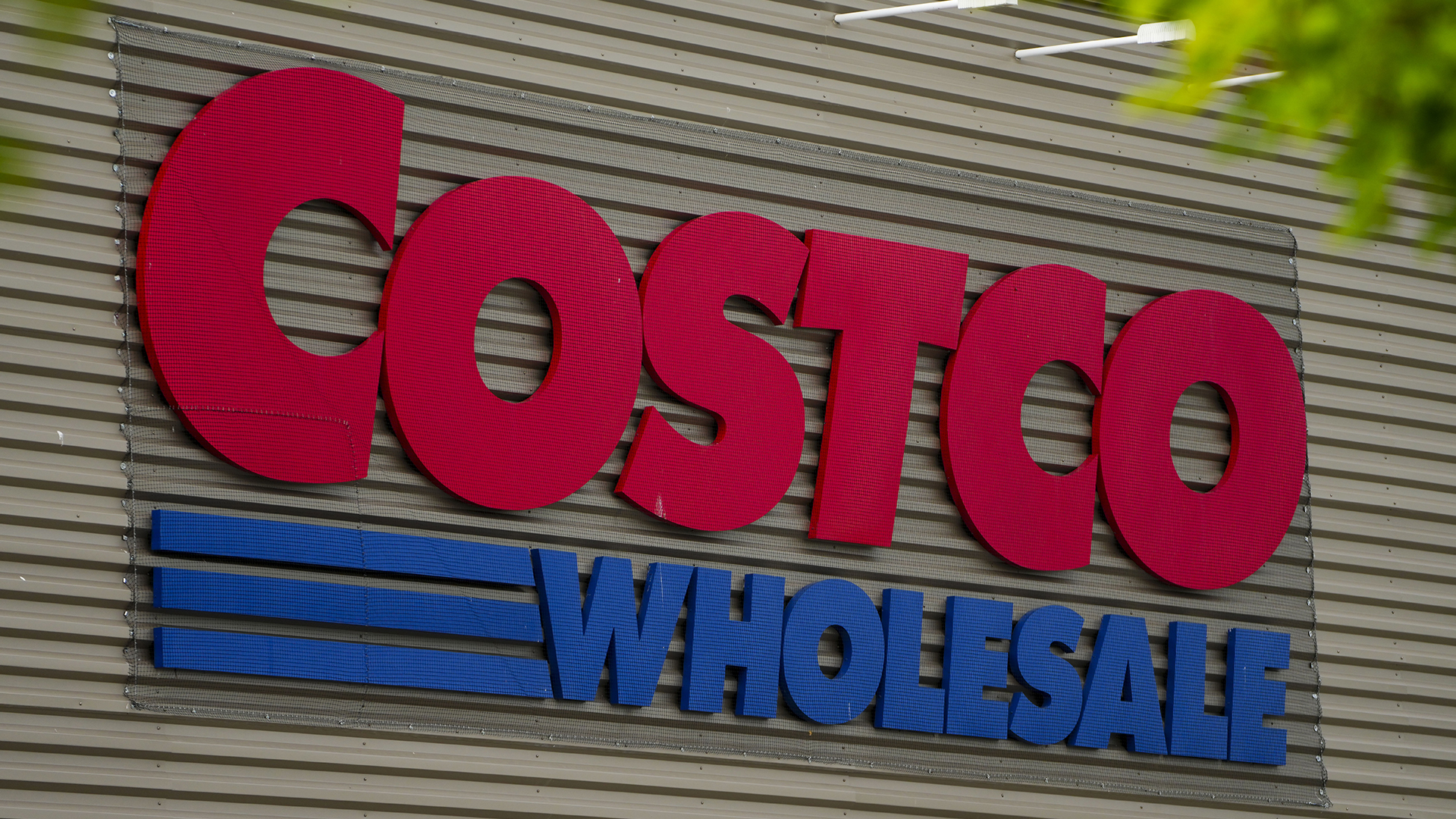 Une bannière Costco à Ottawa en 2022.