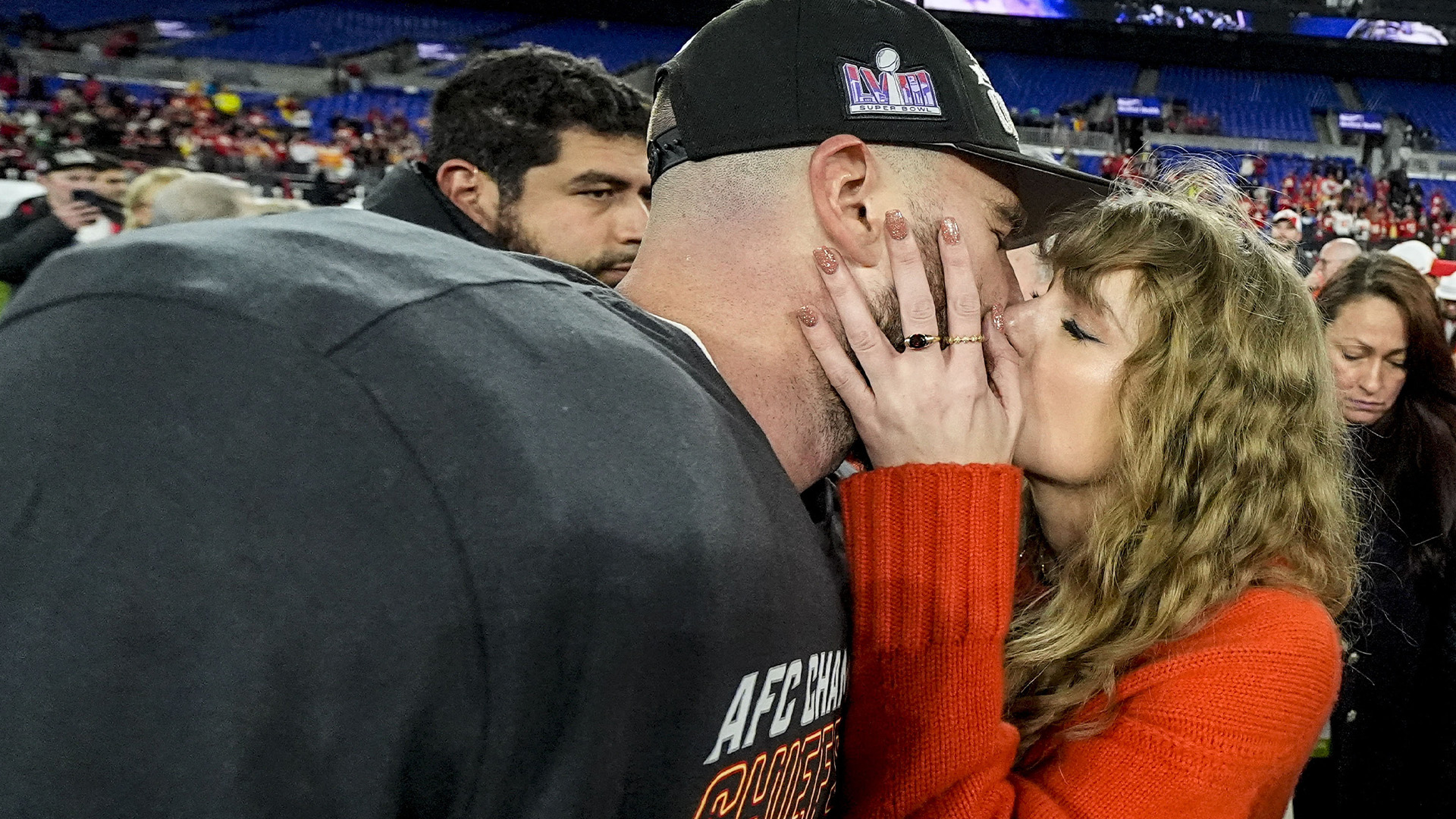 Taylor Swift embrasse Travis Kelce des Kansas City Chiefs après un match de football américain AFC Championship contre les Baltimore Ravens, dimanche 28 janvier 2024, à Baltimore. Les Chiefs de Kansas City ont gagné 17-10. 