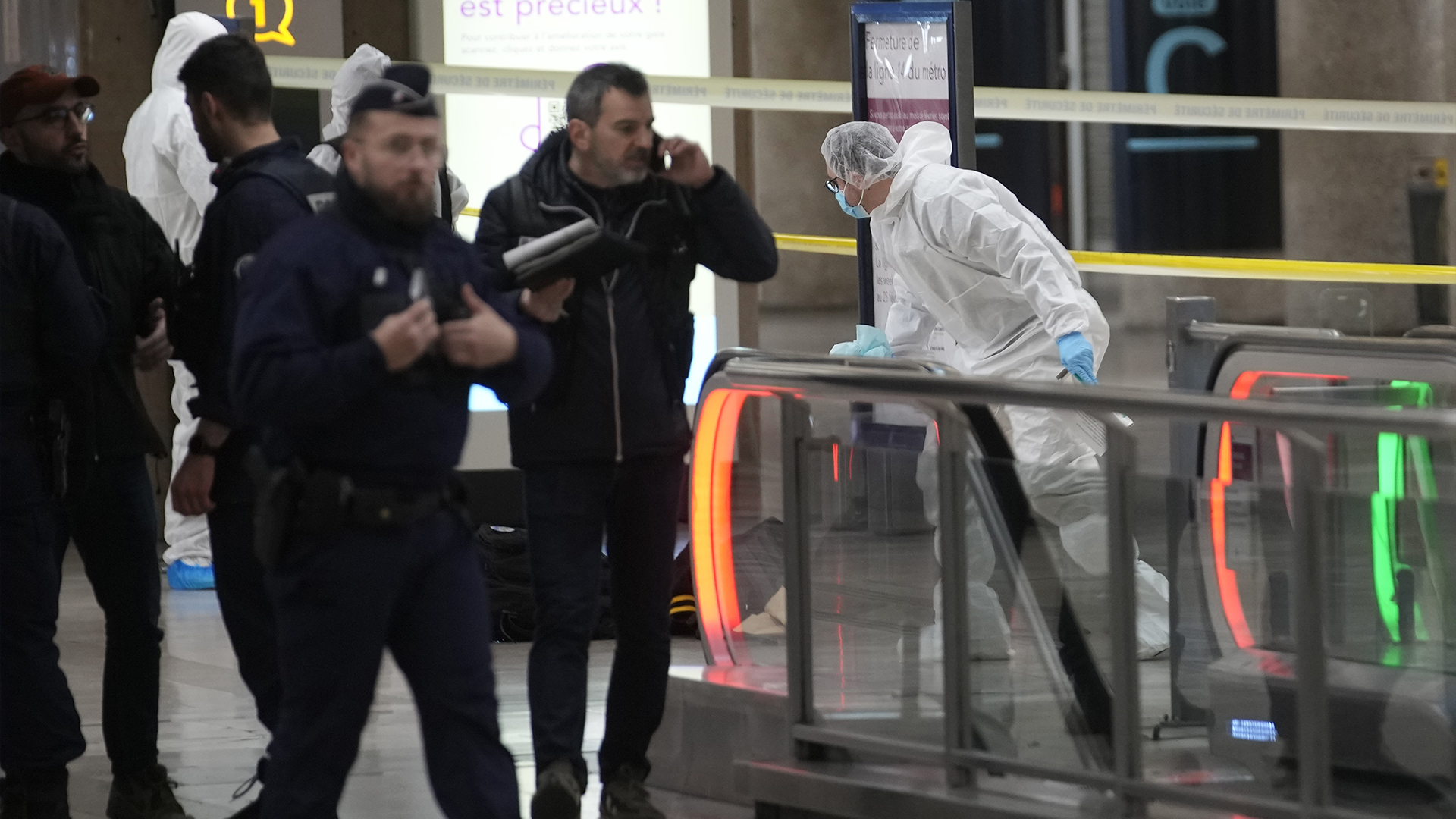 Des enquêteurs de la police travaillent à l'intérieur de la gare de Lyon après une attaque, samedi 3 février 2024 à Paris.