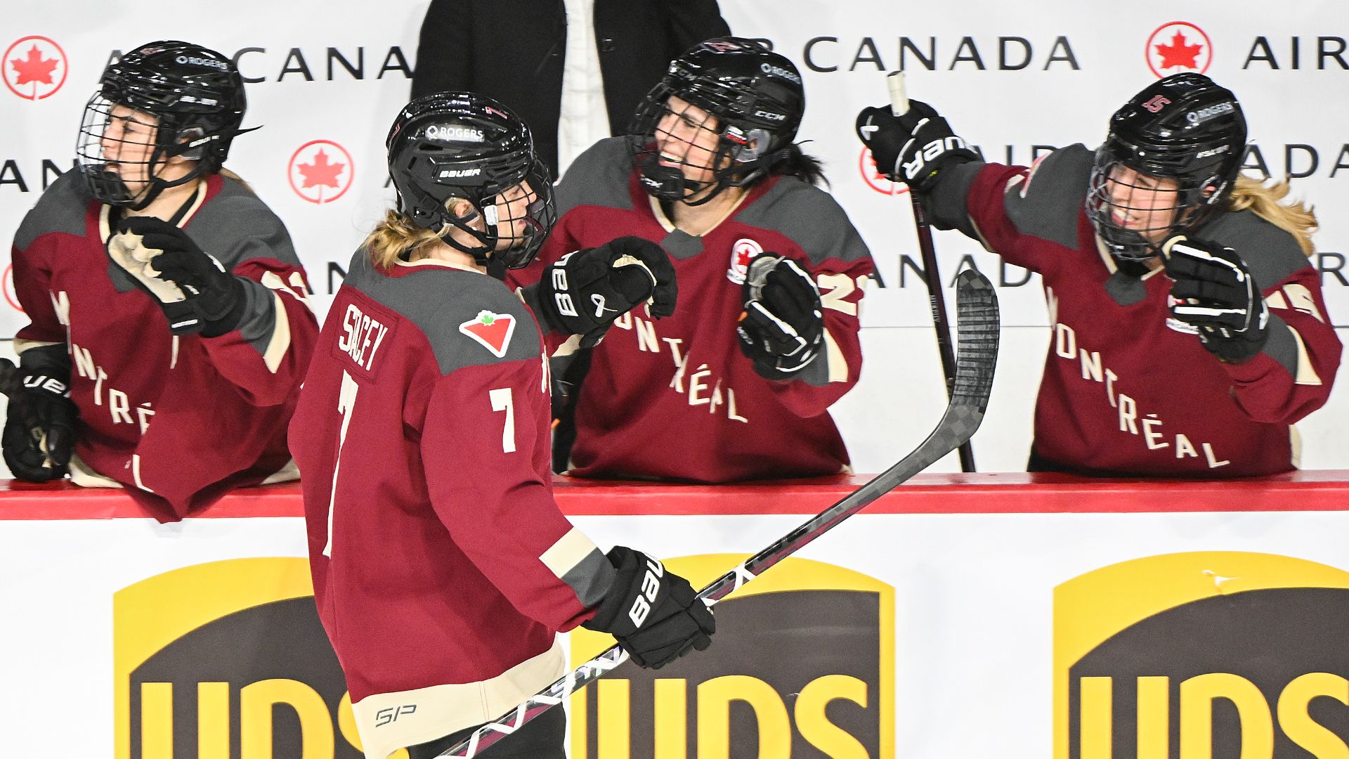 Laura Stacey a marqué avec 2:24 à jouer en prolongation et Montréal a remporté un troisième match de suite en battant Boston 2-1, dimanche au Tsongas Center.