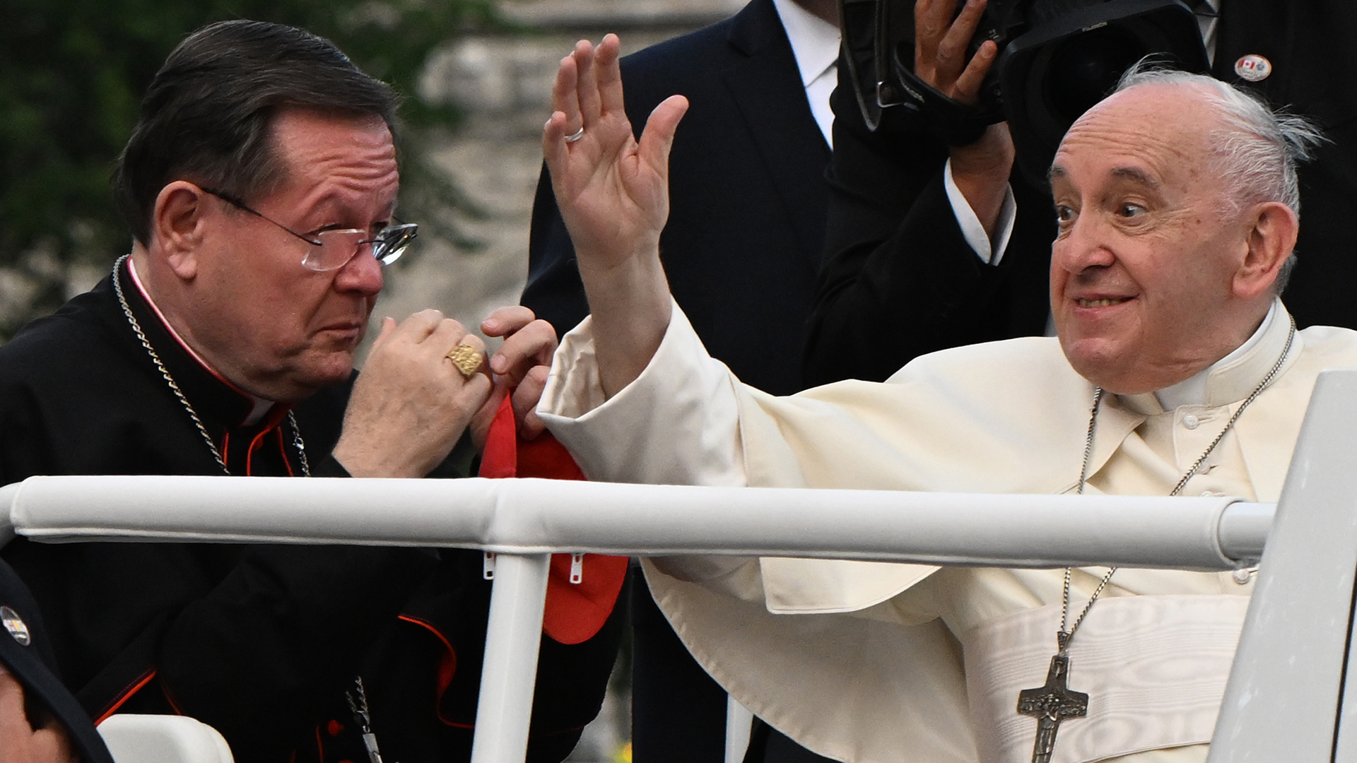 Le cardinal Gérald Cyprien Lacroix (à gauche) en compagnie du pape François lors de sa visite à Québec en juillet 2024.