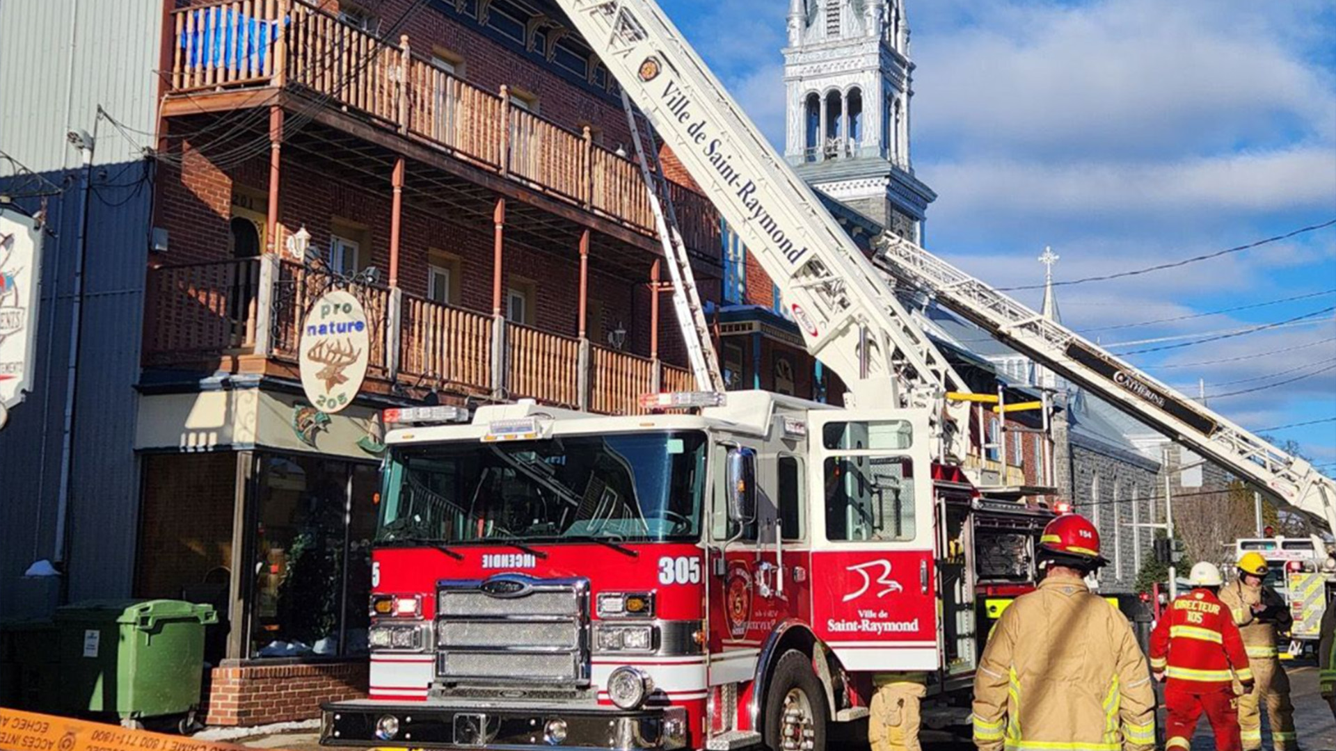 Le feu s'est déclaré aux environs de 13h30 dans un immeuble commercial et résidentiel au 197 de la rue Saint-Joseph.