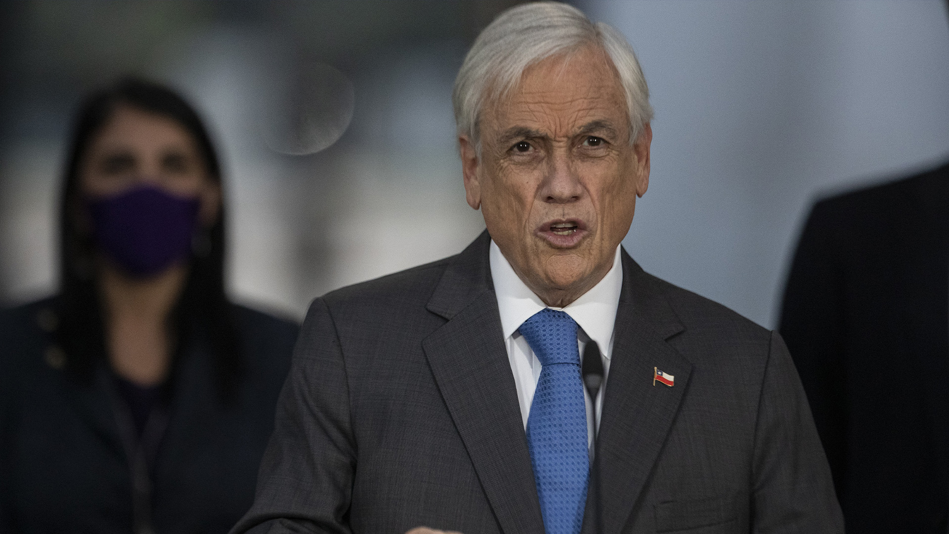 Le président du Chili, Sebastian Pinera, s'exprime lors d'une conférence de presse au palais gouvernemental de La Moneda à Santiago, mardi 27 avril 2021.