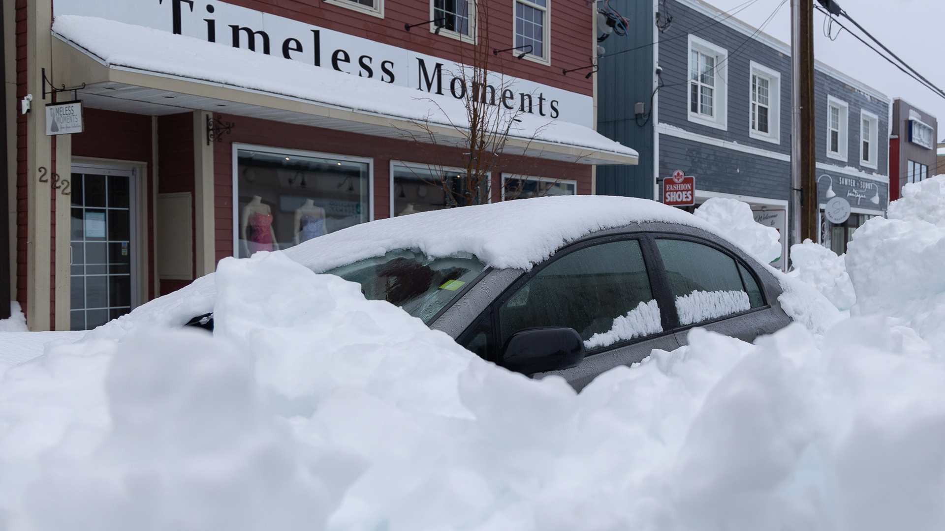 Une voiture ensevelie de neige à Sydney, au Cap-Breton en Nouvelle-Écosse le 6 février 2024.