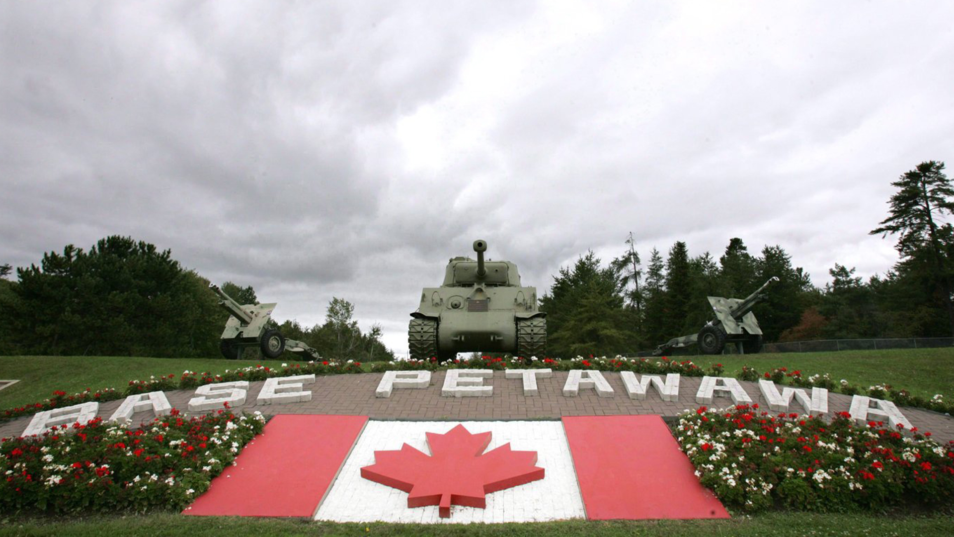 Deux militaires sont accusés d'avoir fait le trafic de cocaïne et de méthamphétamine sur la base des Forces armées à Petawawa, en Ontario, et dans la région.