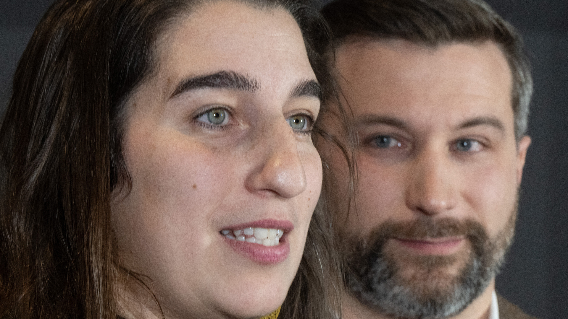 Les co-porte-paroles solidaires Émilise Lessard-Therrien (à l'avant-plan) et Gabriel Nadeau-Dubois au caucus de leur parti à Laval en janvier 2024.