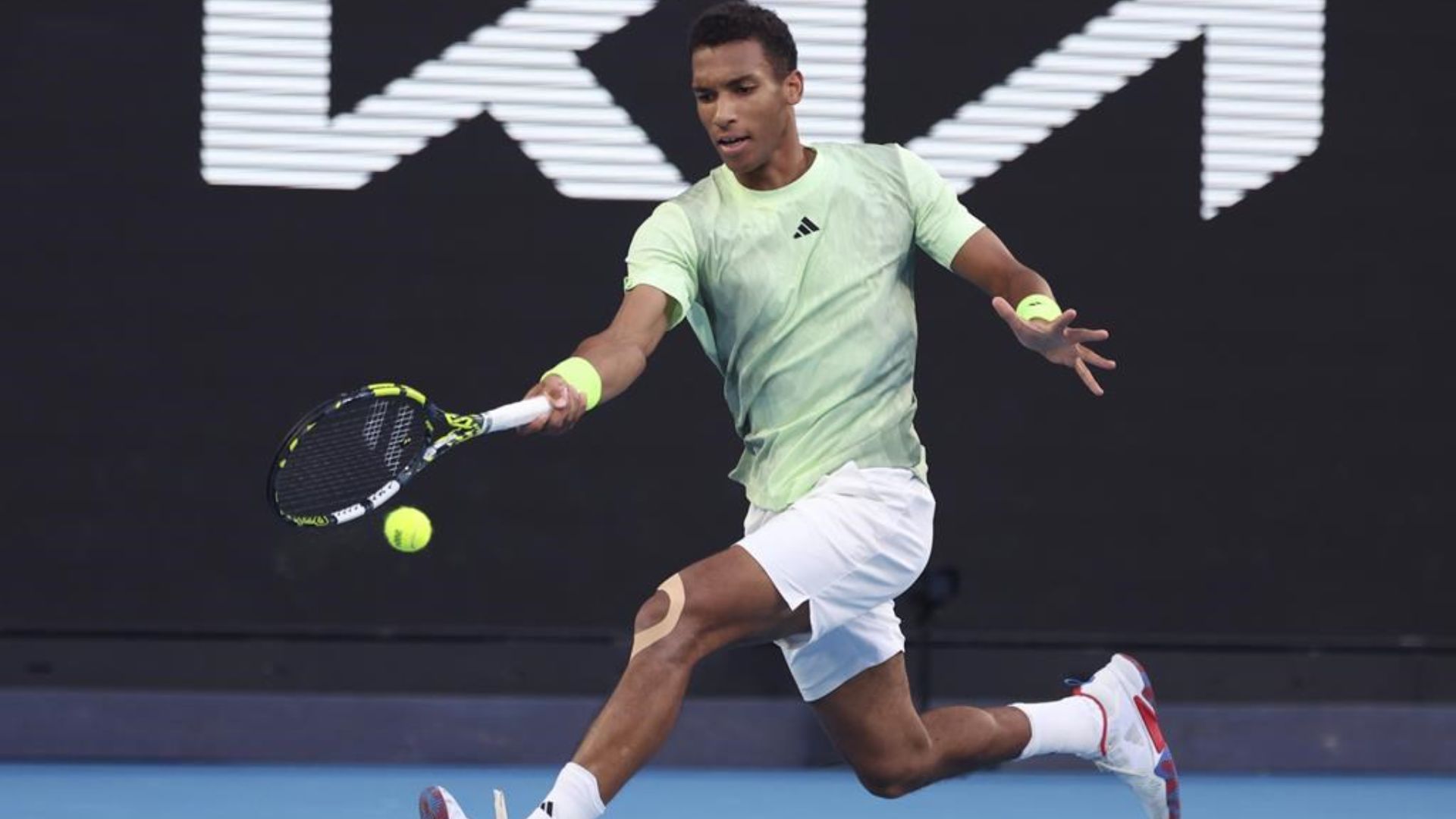 Auger-Aliassime, la septième tête de série du tournoi, a disposé de Halys, un joueur issu des qualifications, au bout d'une heure et 18 minutes de jeu sur le ciment marseillais. Il s'agissait du premier duel entre les deux tennismen en carrière sur le circuit de l'ATP.