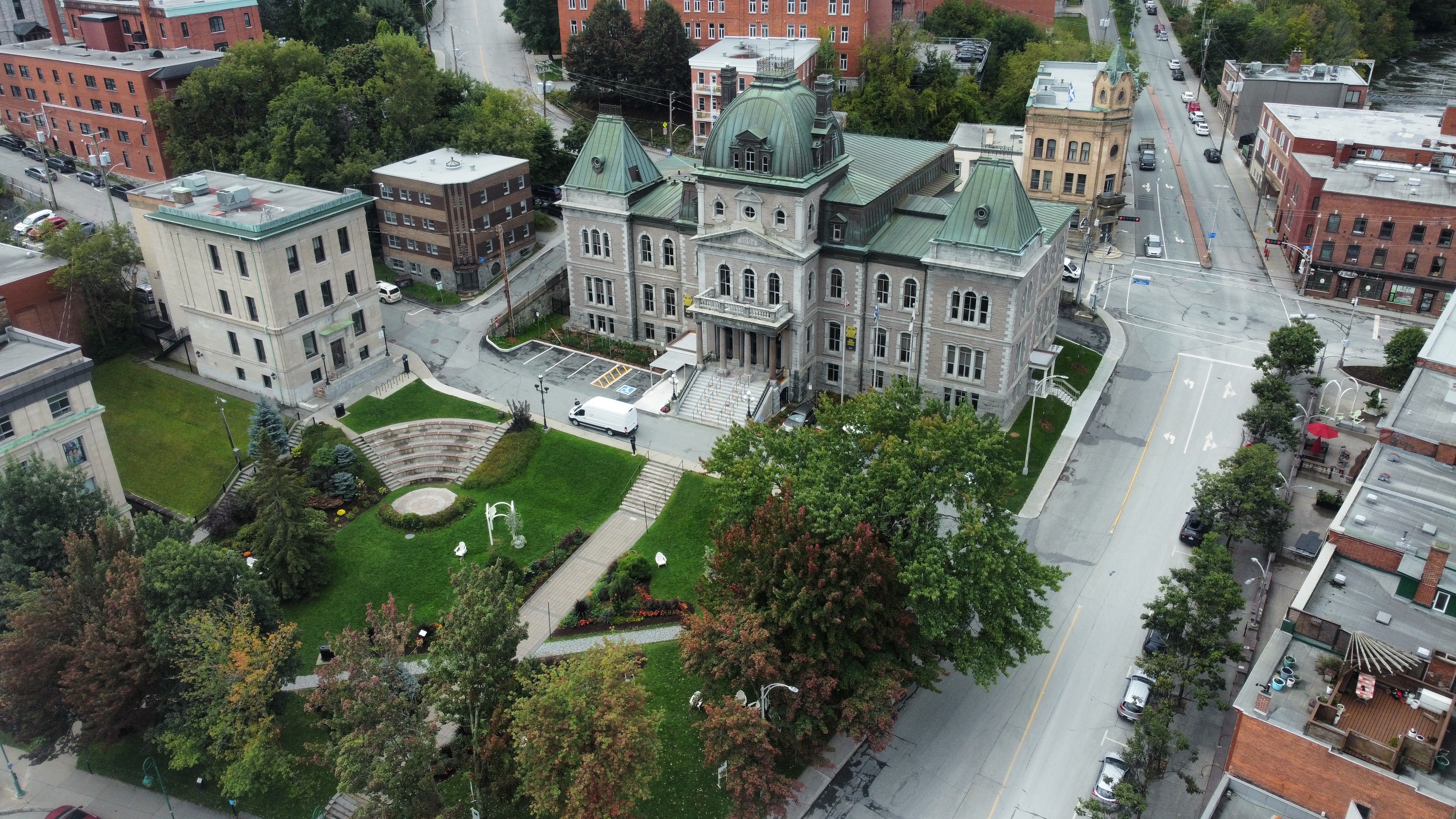 L'Hôtel de Ville de Sherbrooke situé sur la rue du Palais, en été.