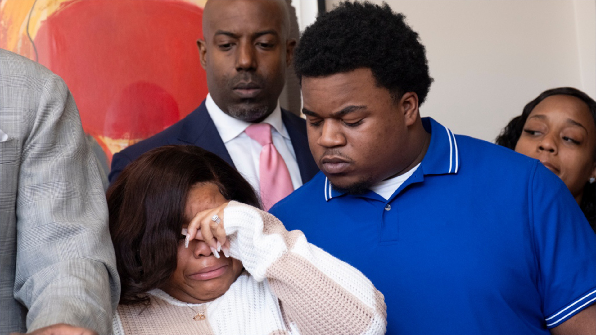 Jessica Ross et Treveon Isaiah Taylor Sr, parents d'un bébé décapité lors de l'accouchement, réagissent lors d'une conférence de presse au bureau de leurs avocats à Atlanta, mercredi 7 février 2024.